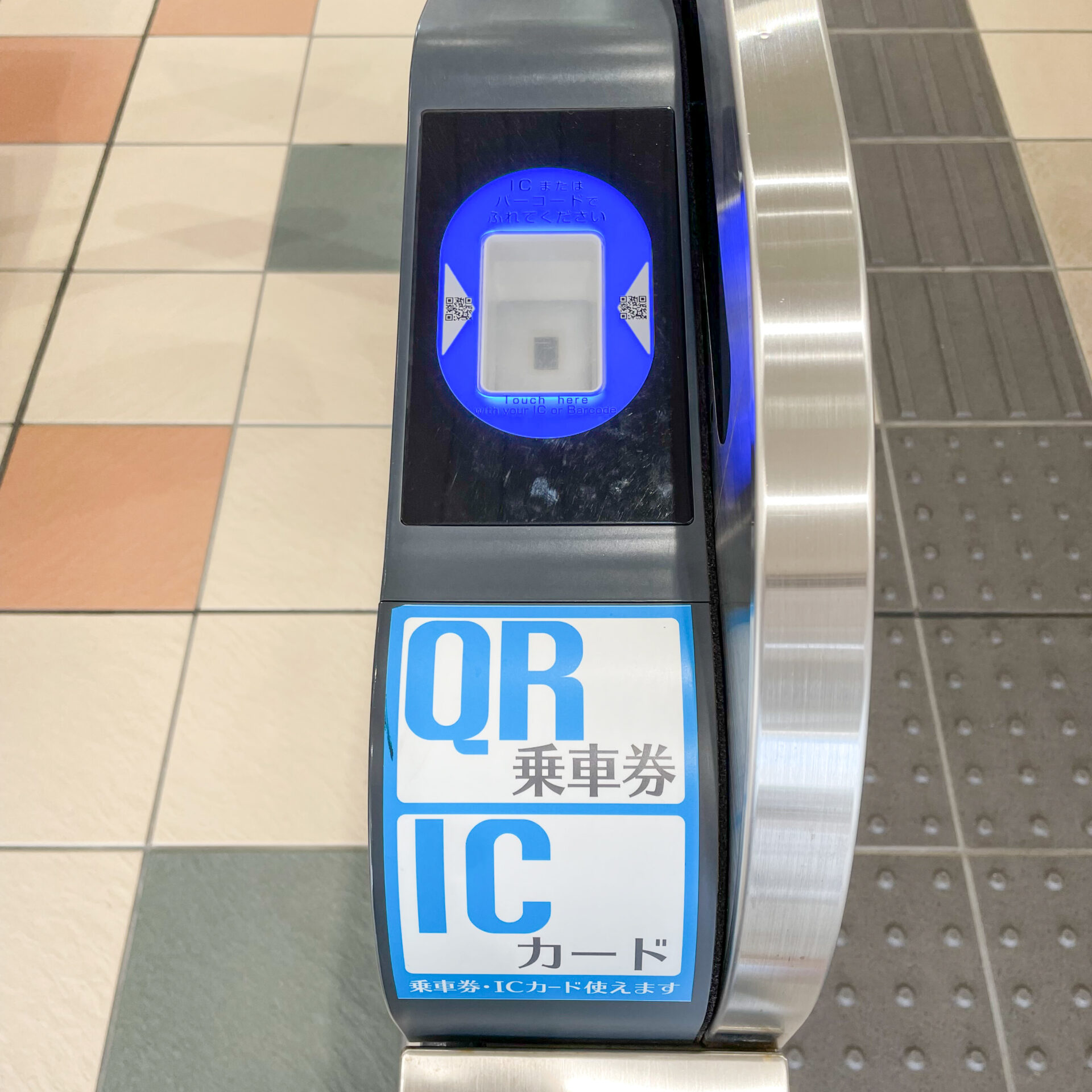 自動改札機のQRコードリーダー