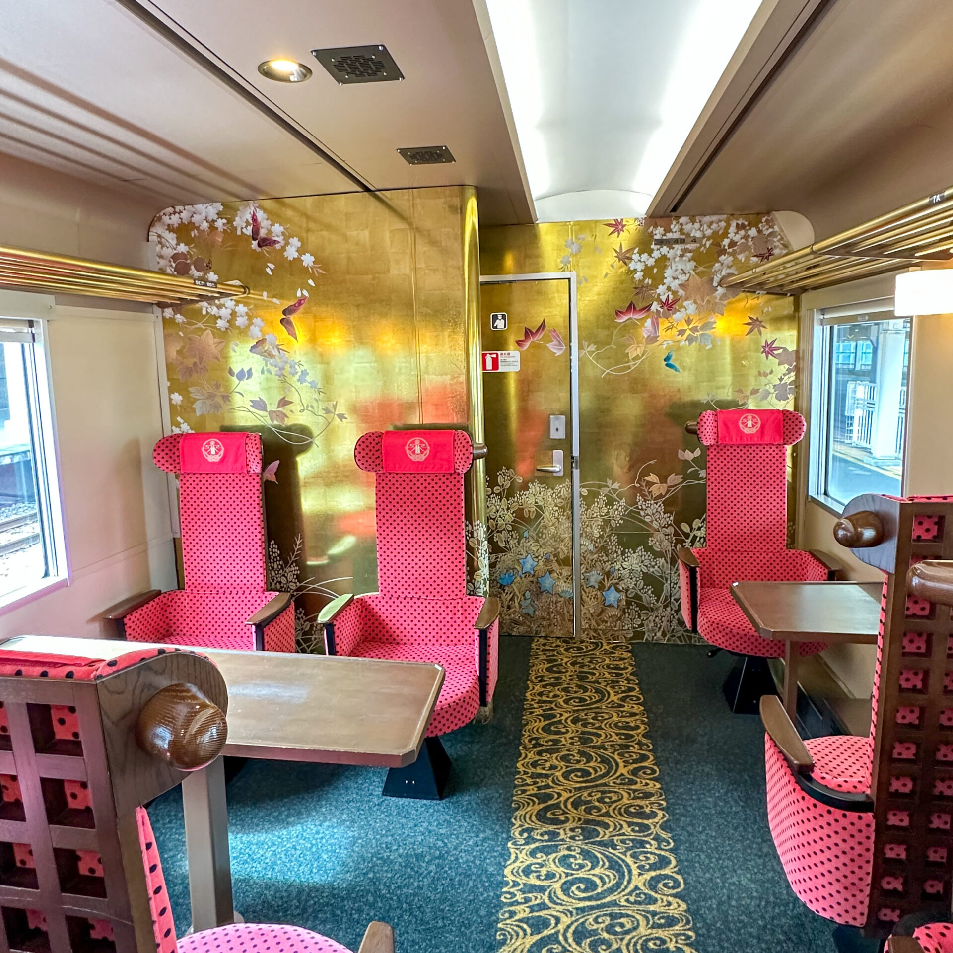 花嫁のれん号2号車車内