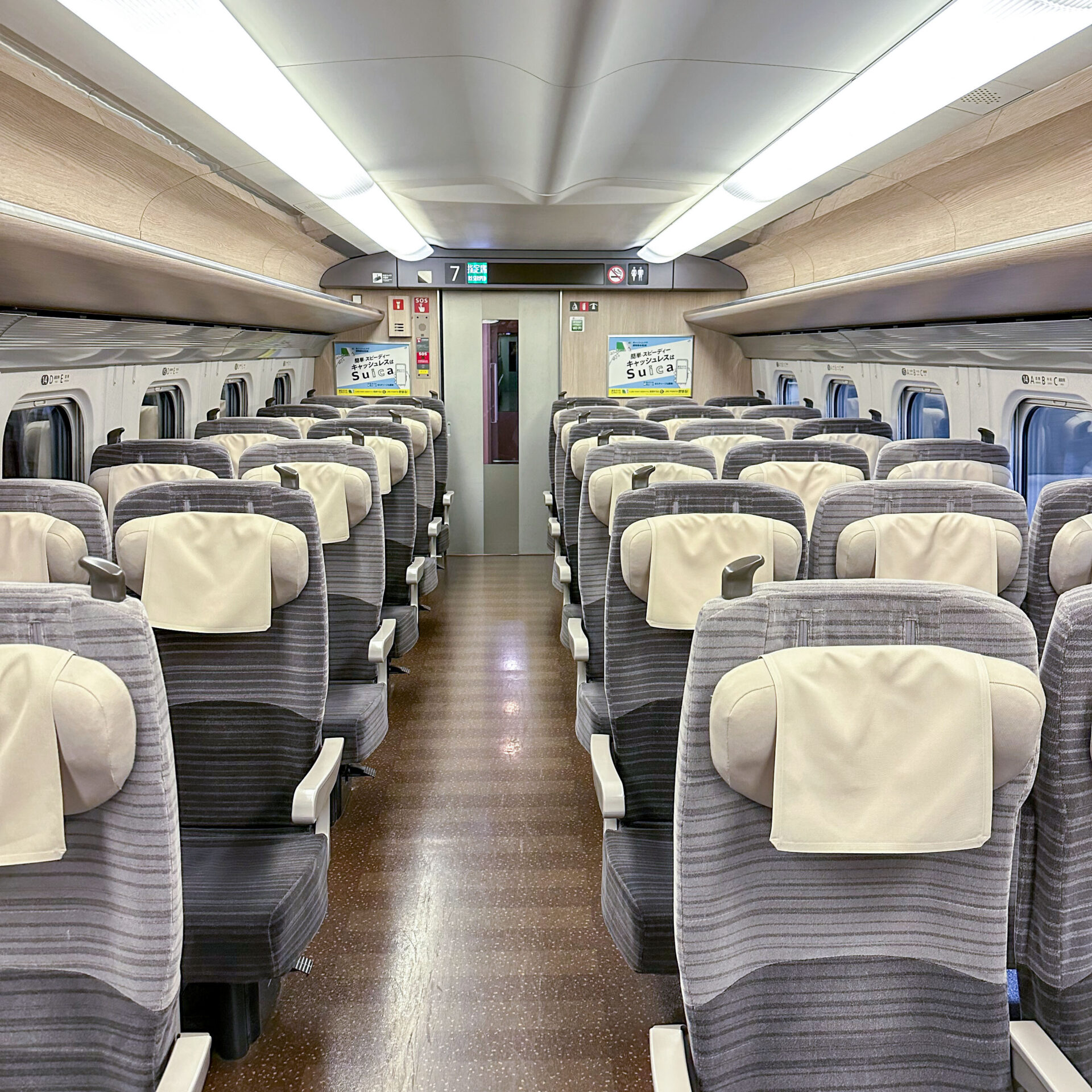 新幹線E5系普通車車内