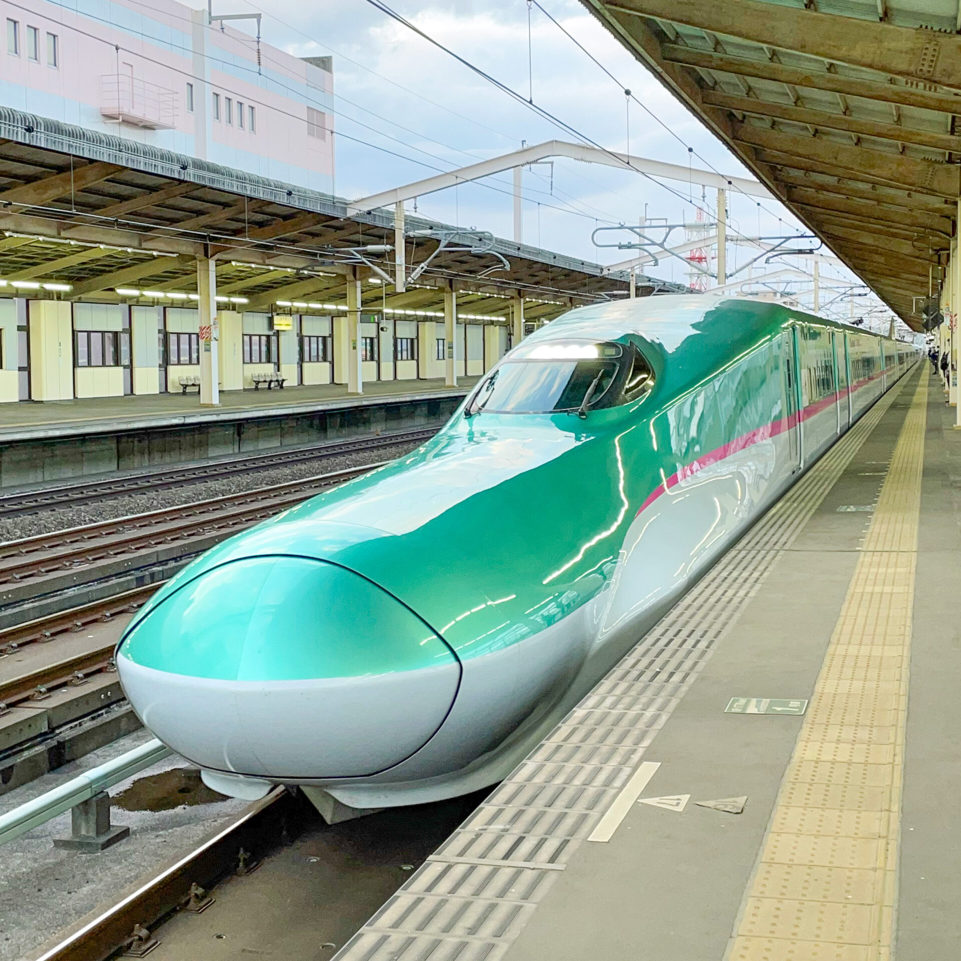 新幹線E5系小山駅にて