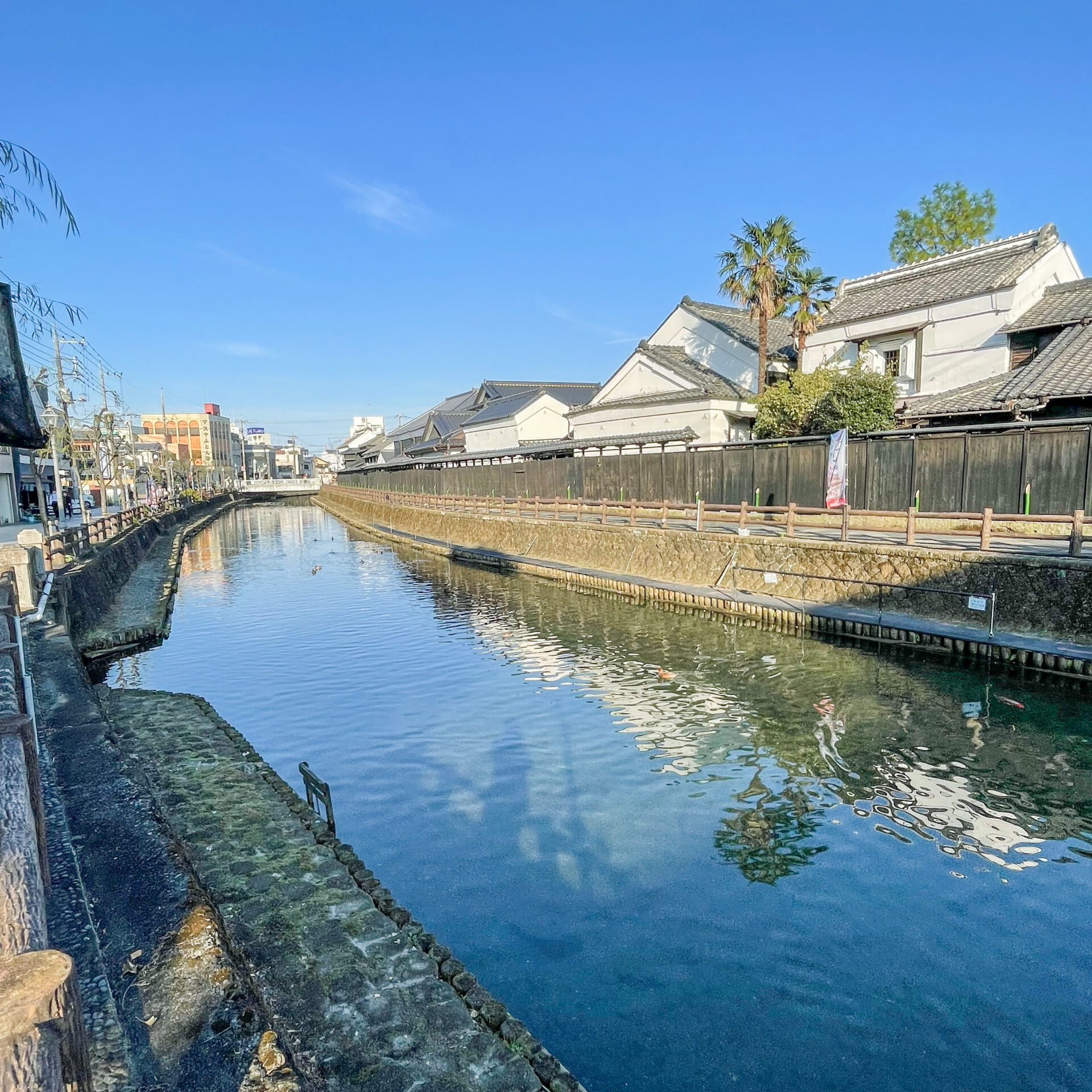 栃木市中心部を流れる巴波川