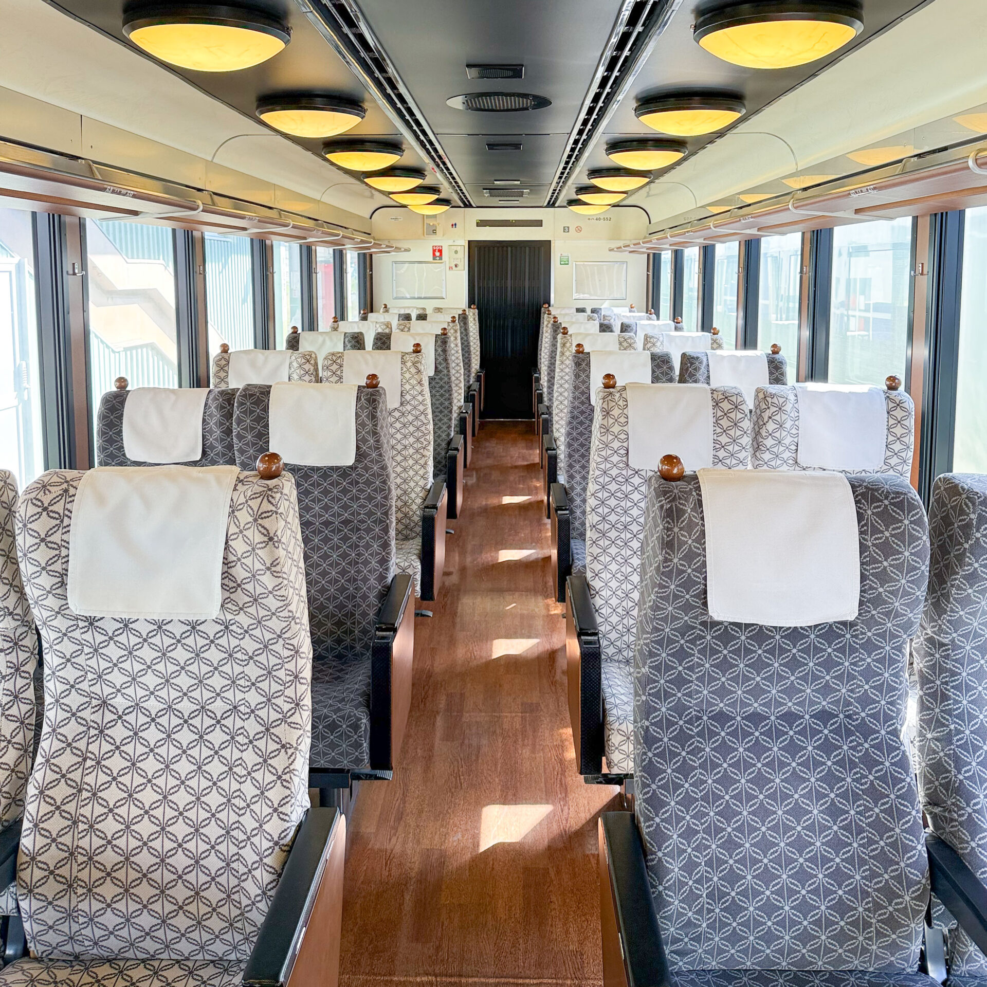こしのしゅくら3号車車内