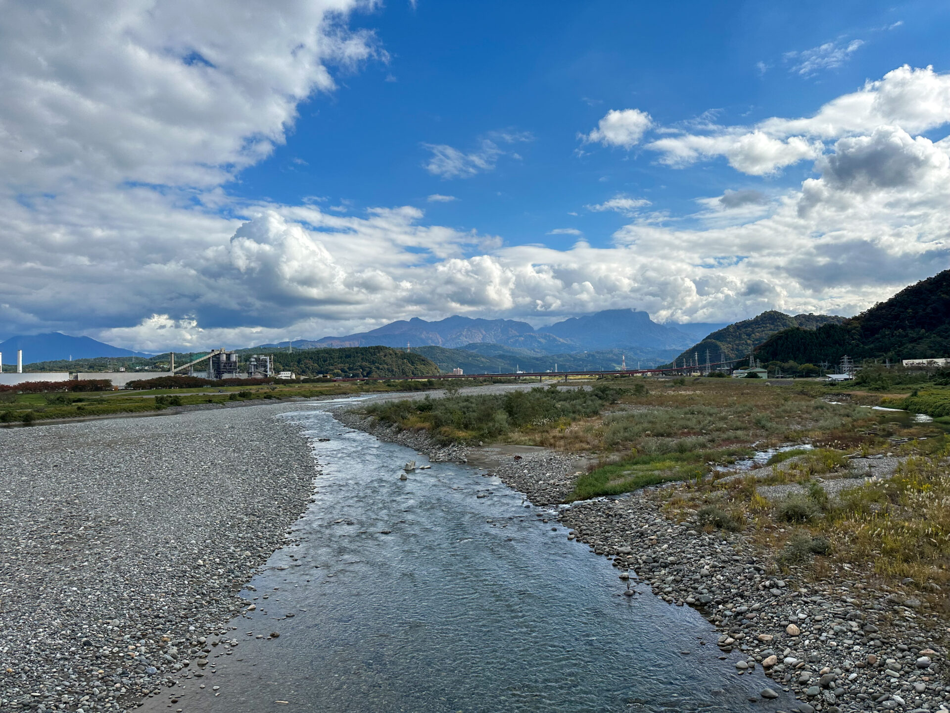 糸魚川駅-青海駅間を流れる姫川