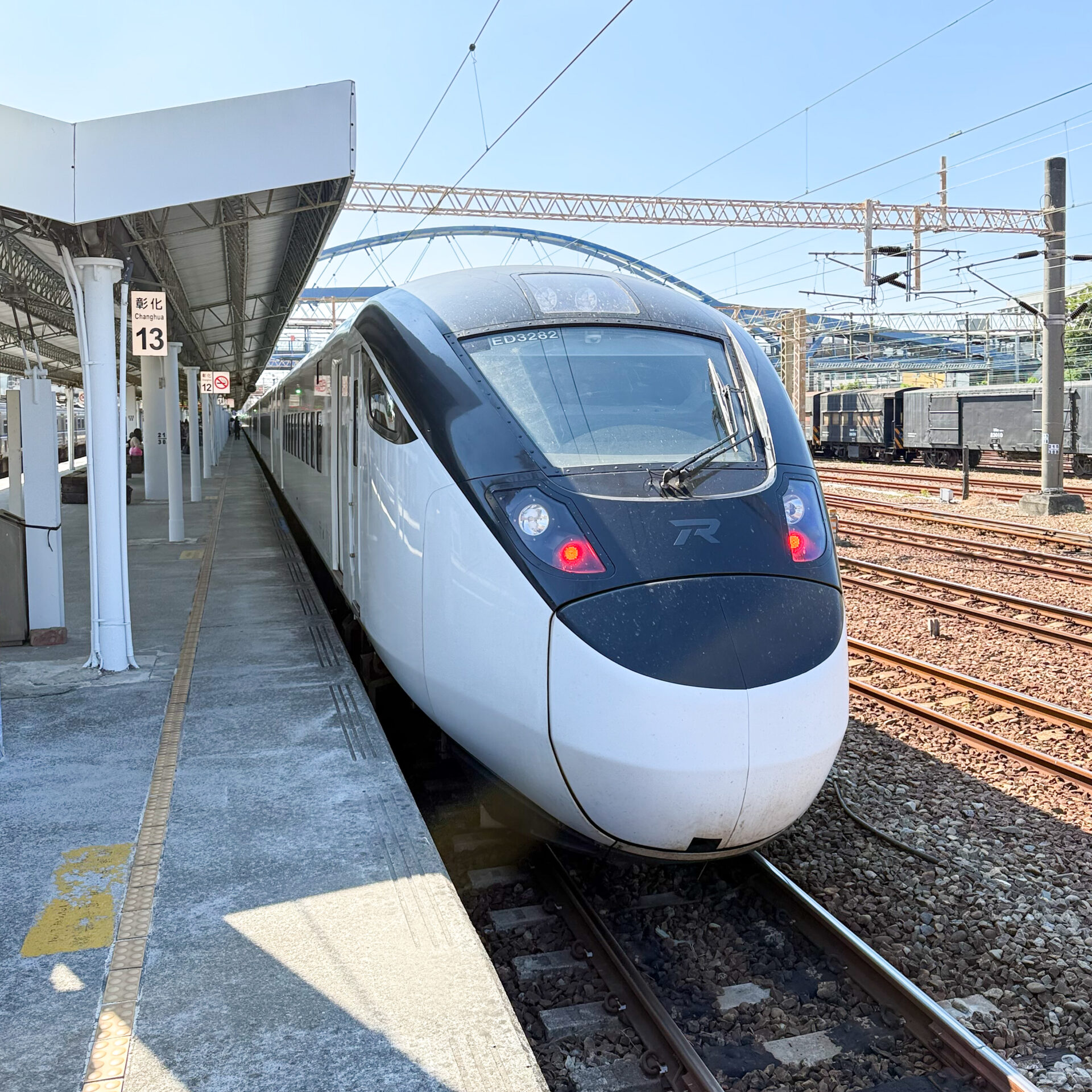 台鐵新自強号彰化駅にて