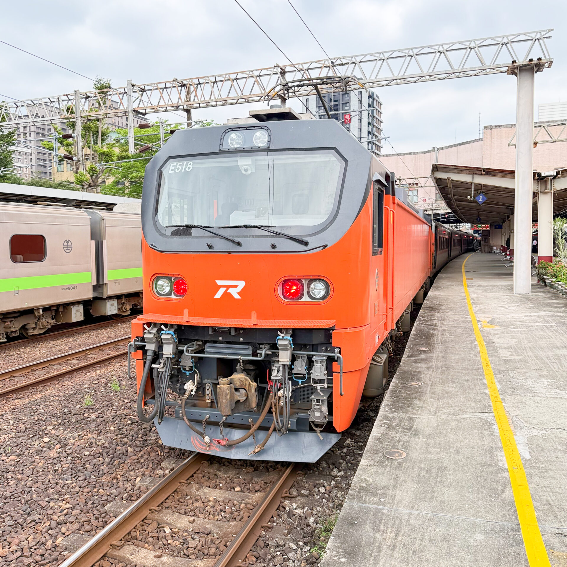 台鐵自強號樹林駅にて