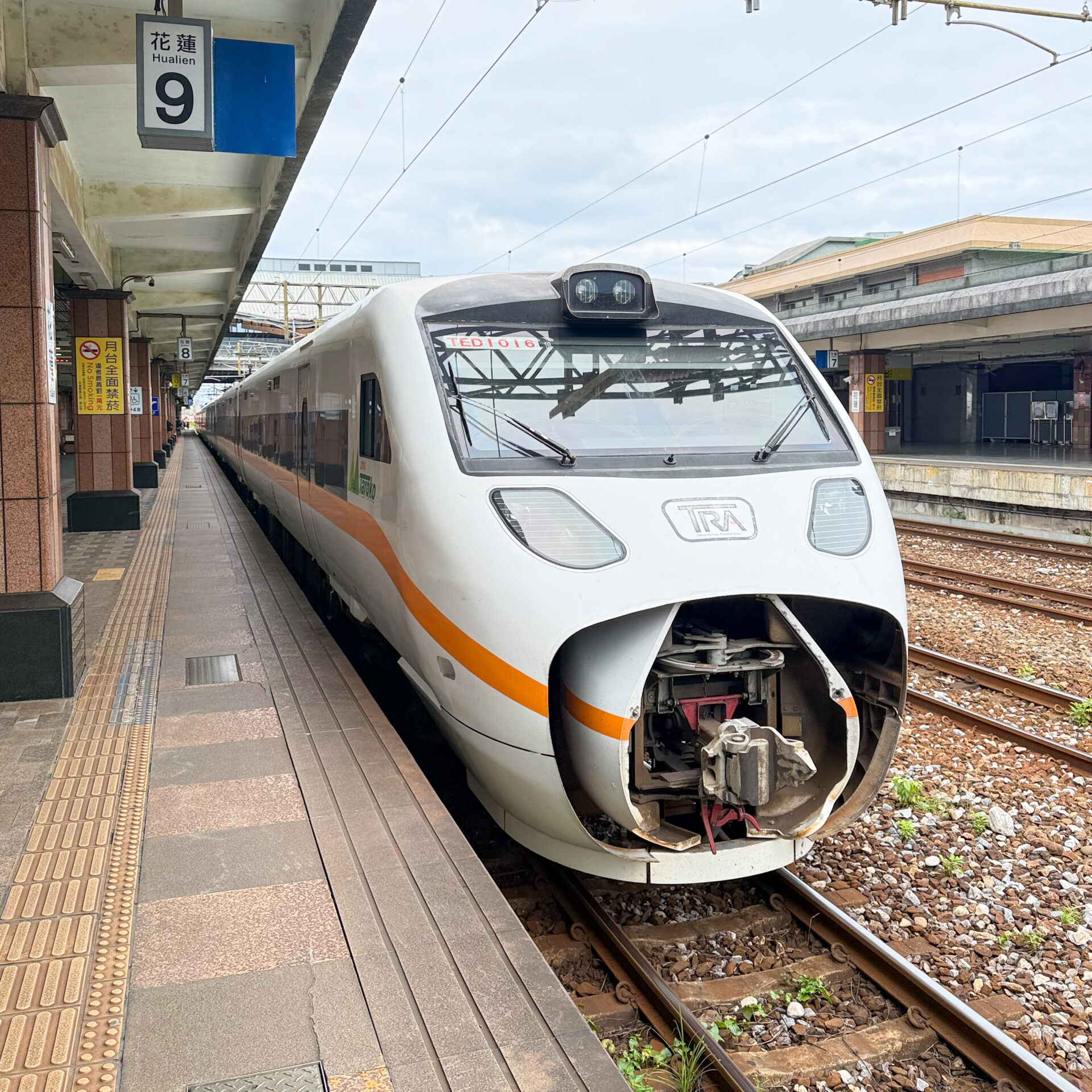 台鐵太魯閣號花蓮駅にて
