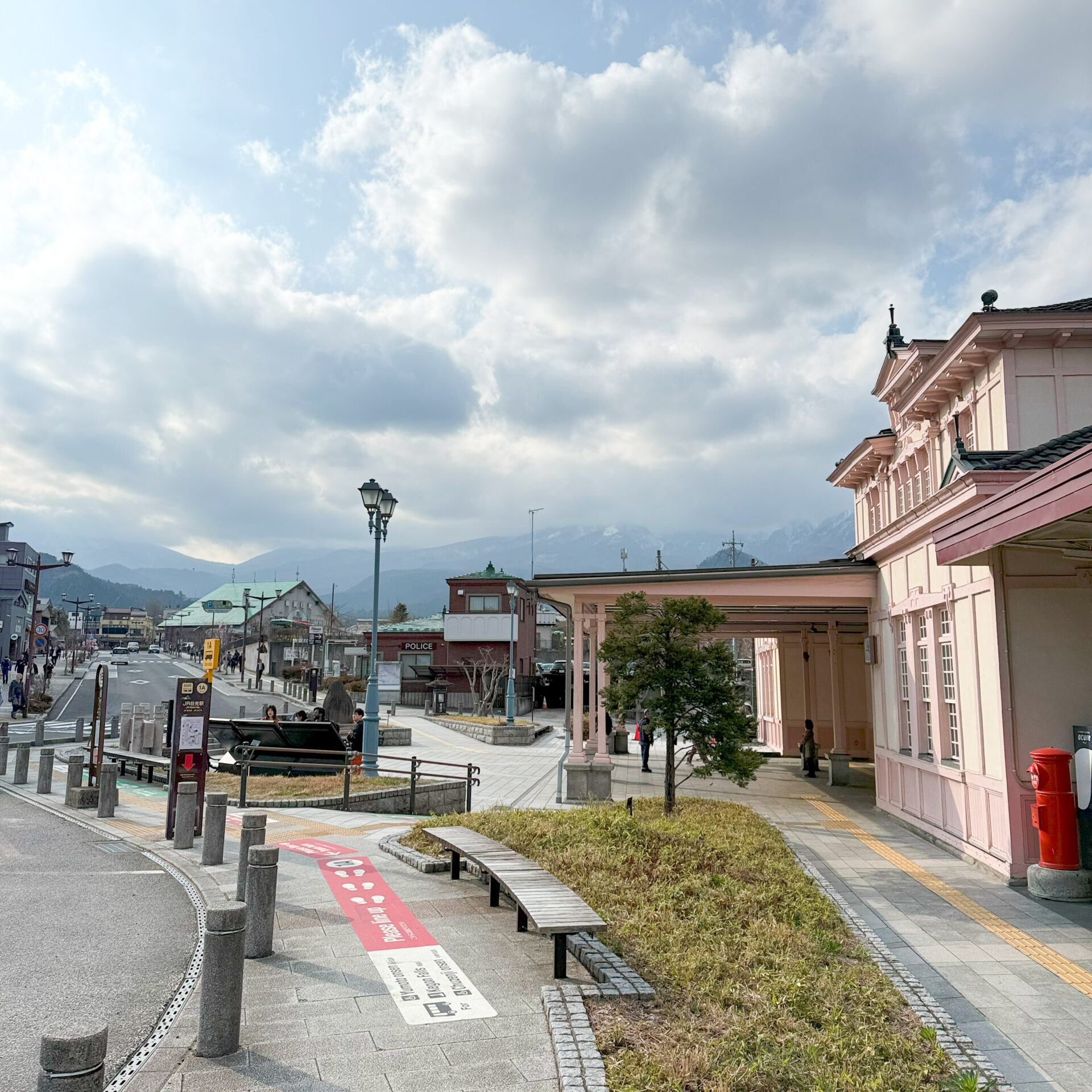 JR日光駅から東武日光駅を見渡す