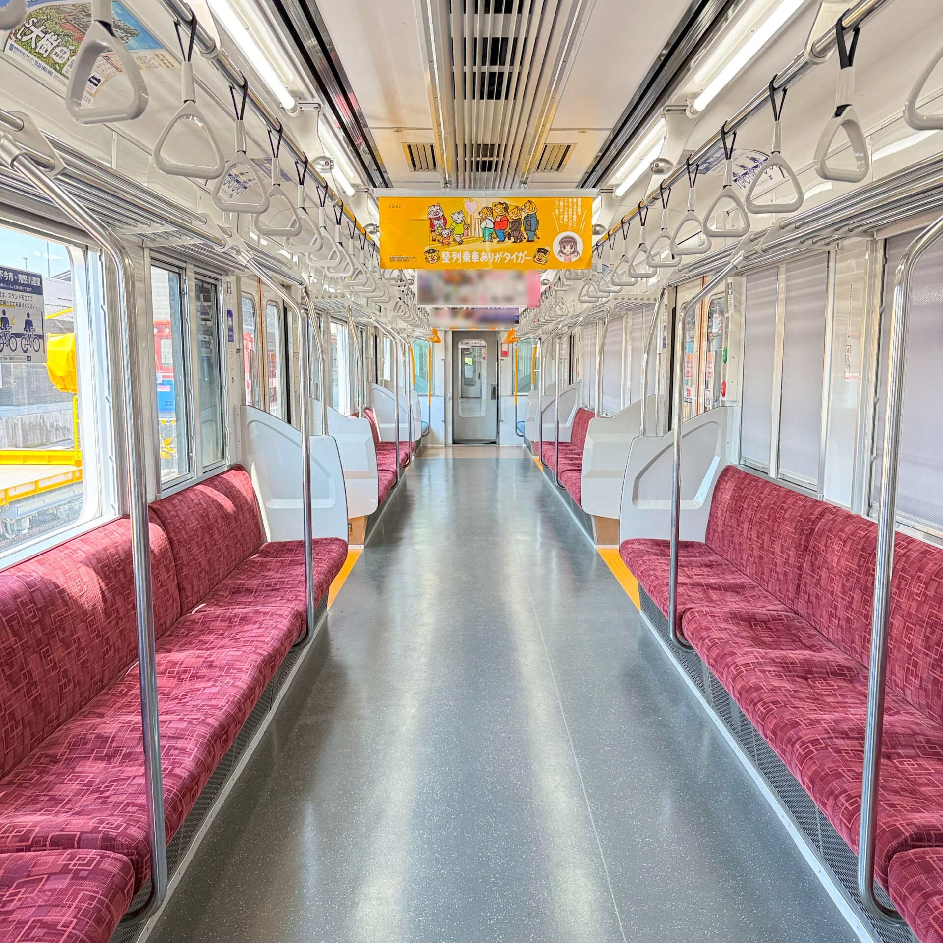 東武鉄道20000系電車車内