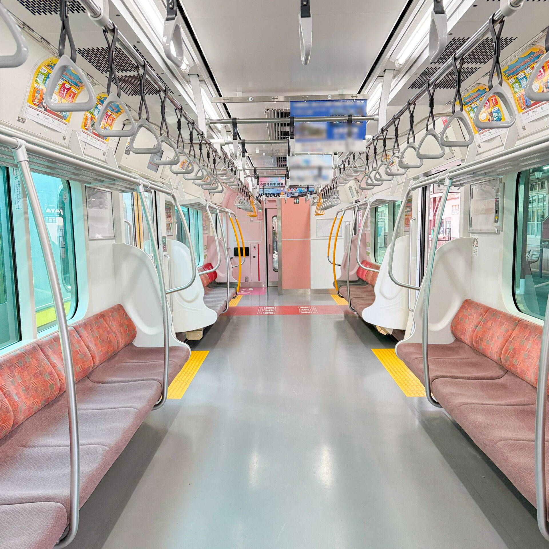 E131系電車車内