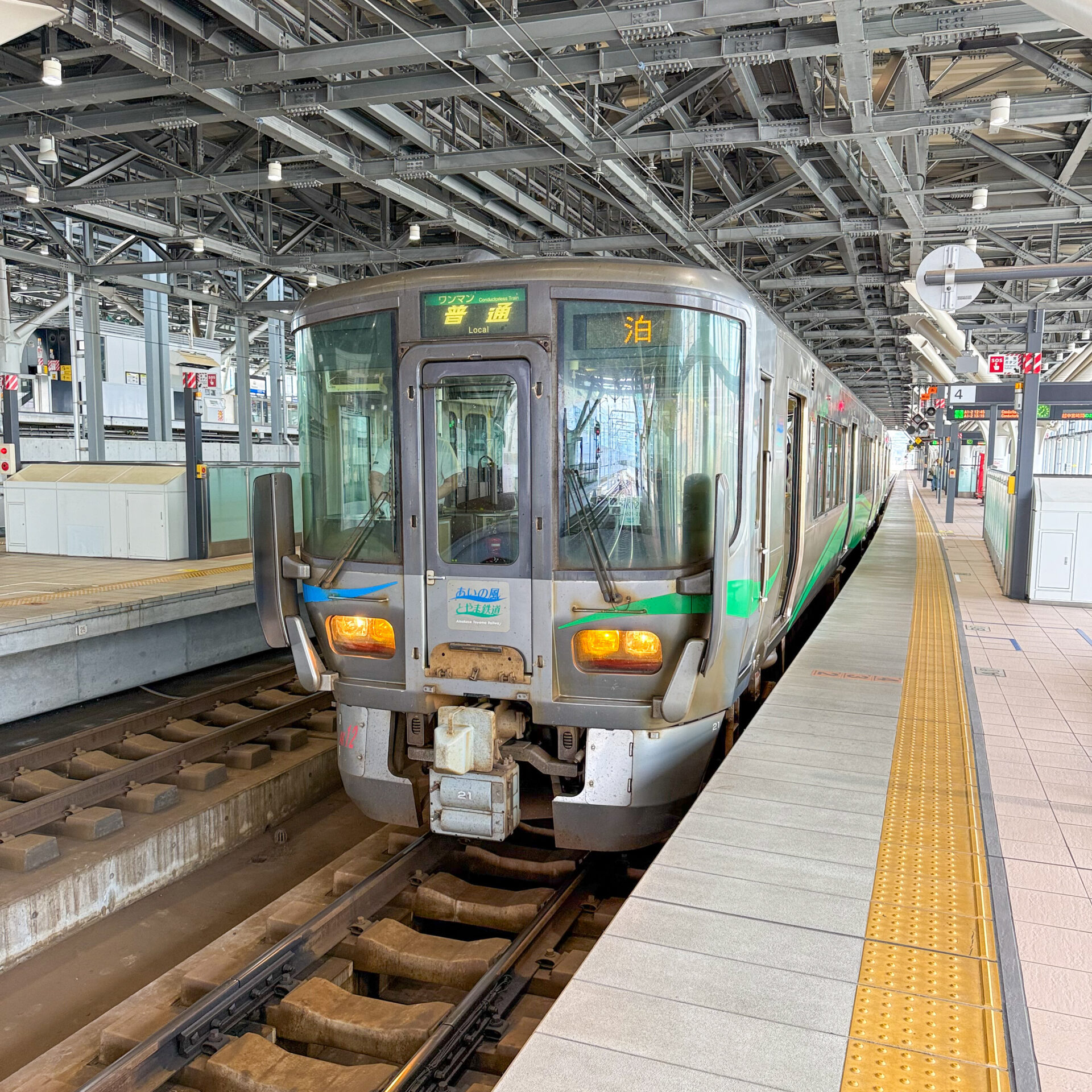 あいの風とやま鉄道普通列車富山駅にて