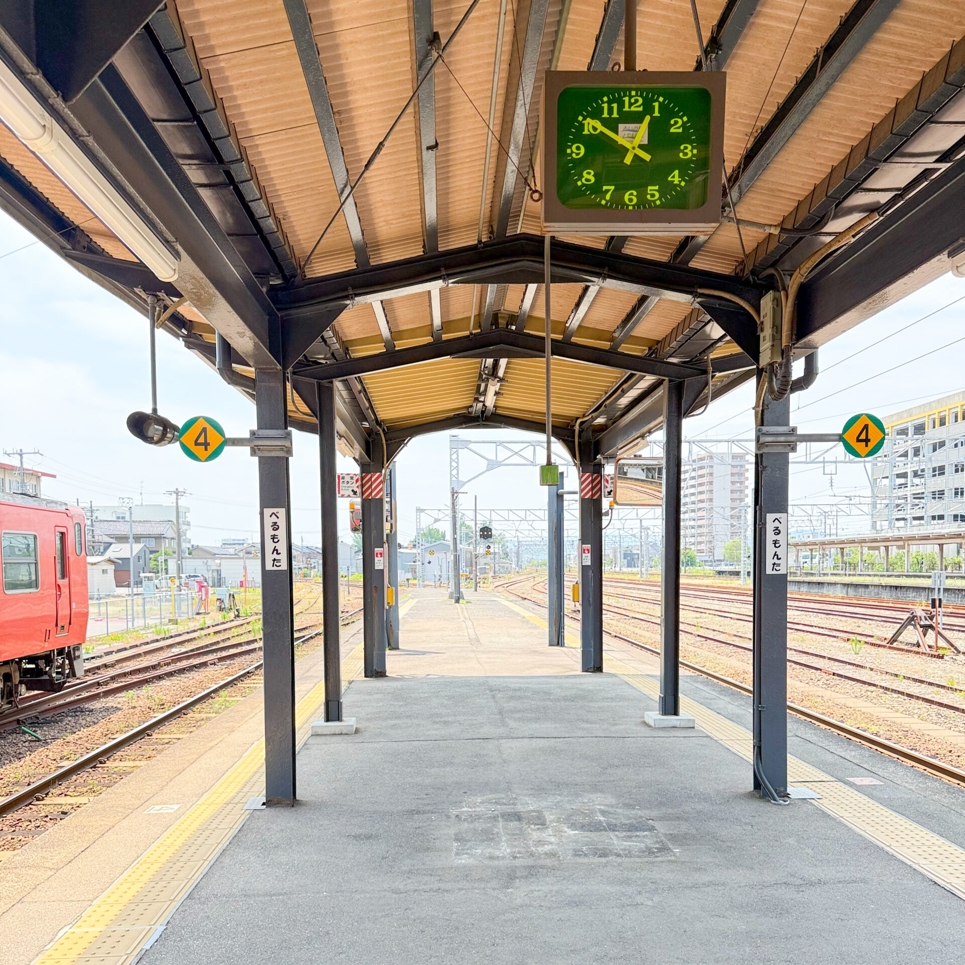 高岡駅城端線ホーム