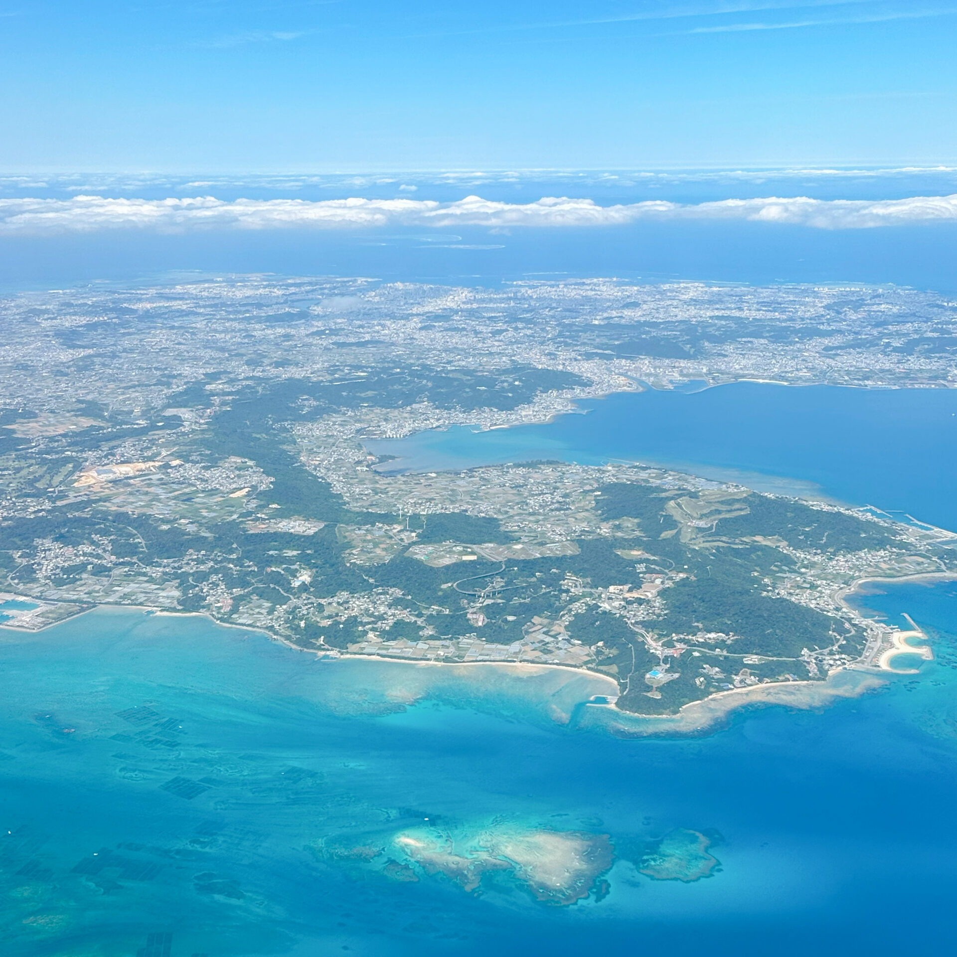 沖縄本島を上空から眺める