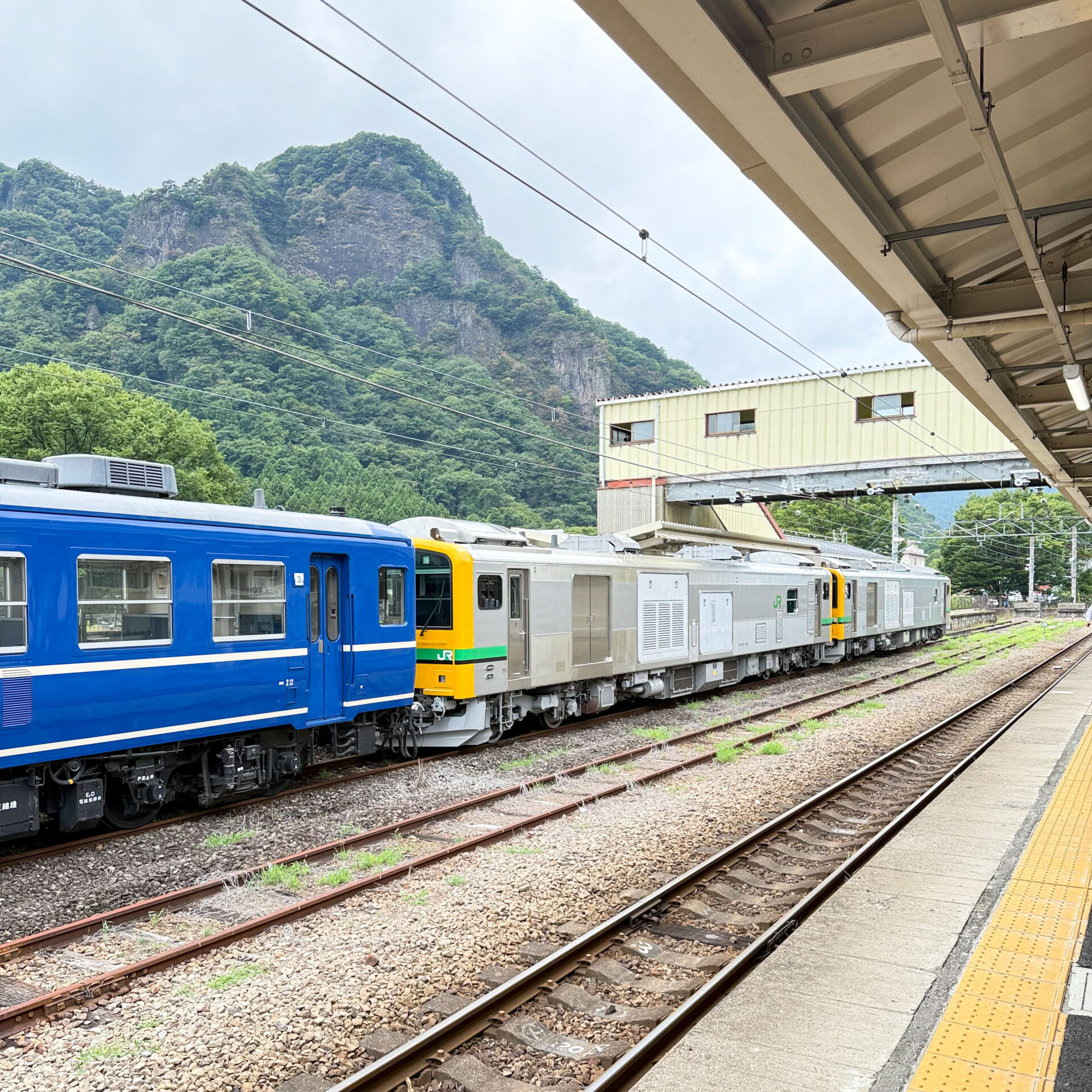 GV-E197系と12系客車横川駅にて
