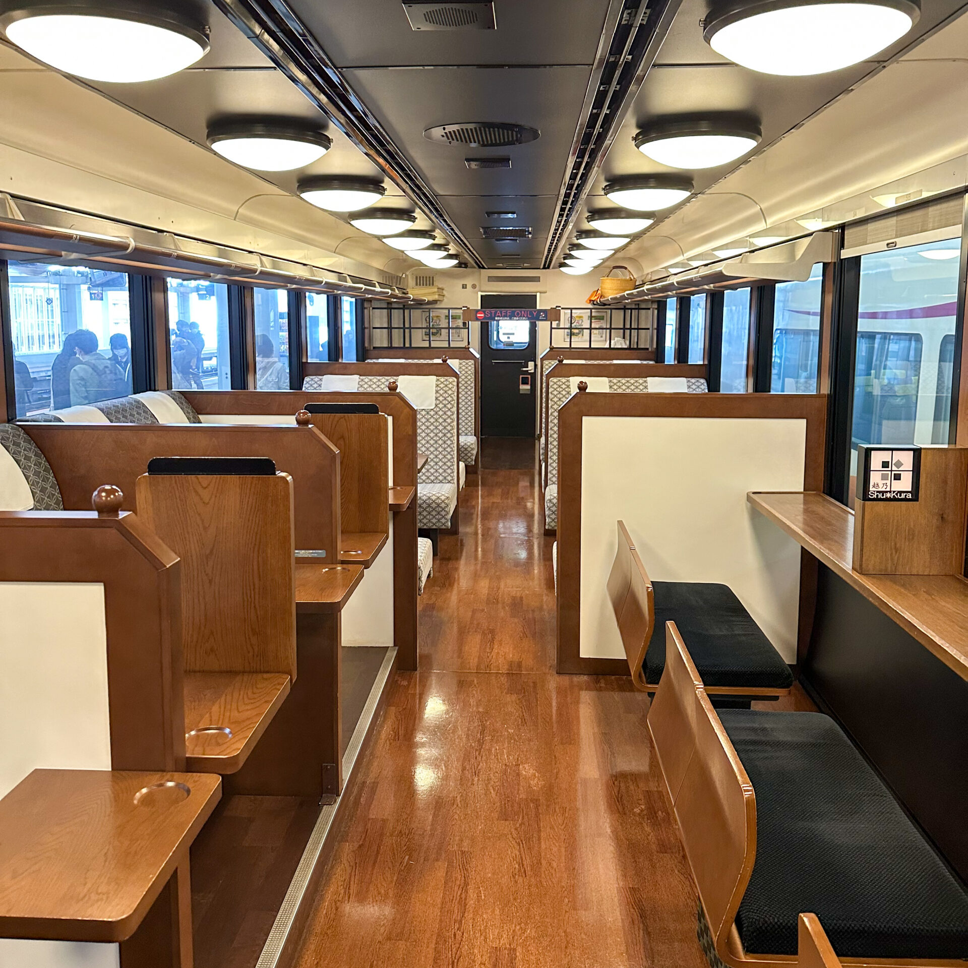 こしのしゅくら1号車車内