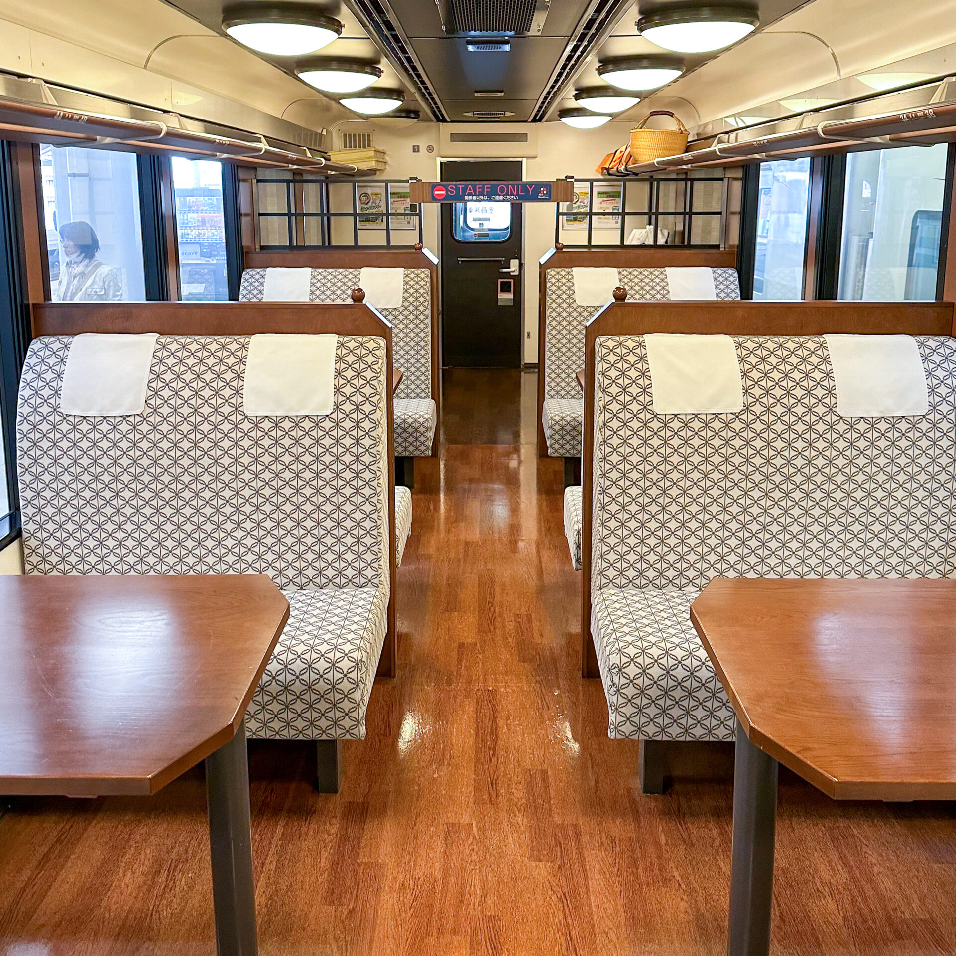 こしのしゅくら1号車車内