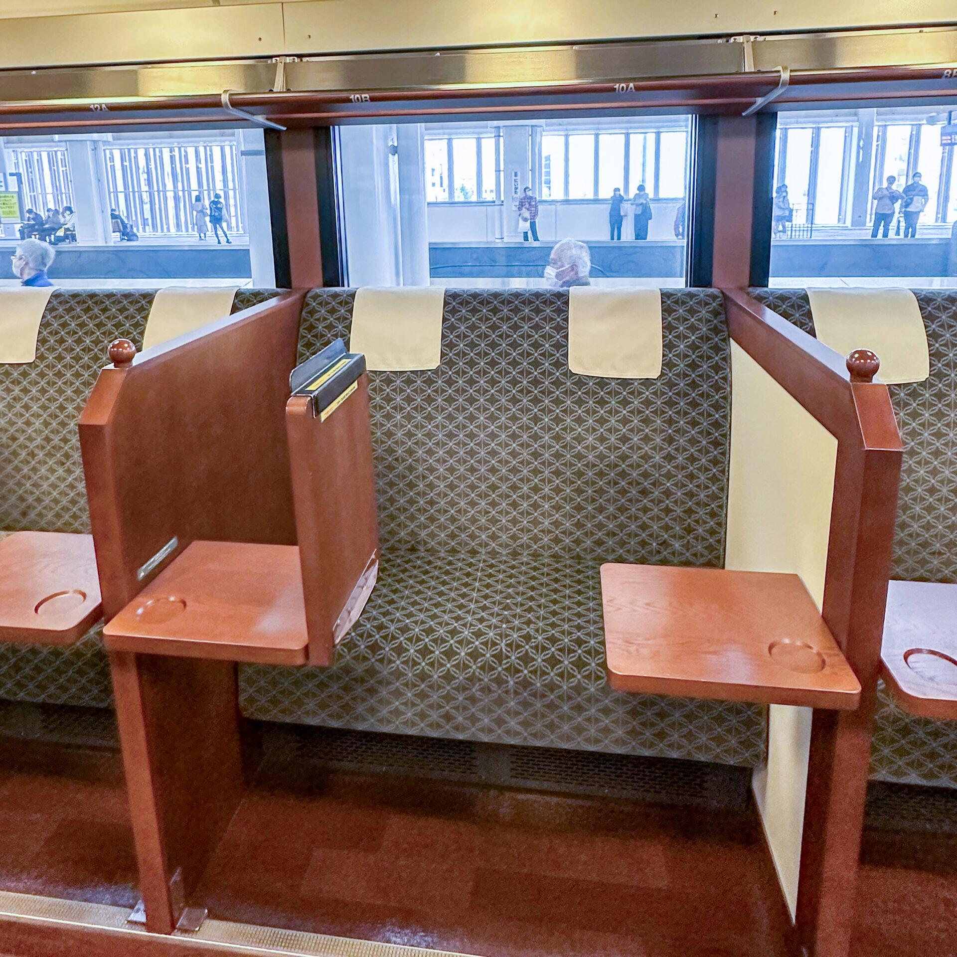 こしのしゅくら1号車車内