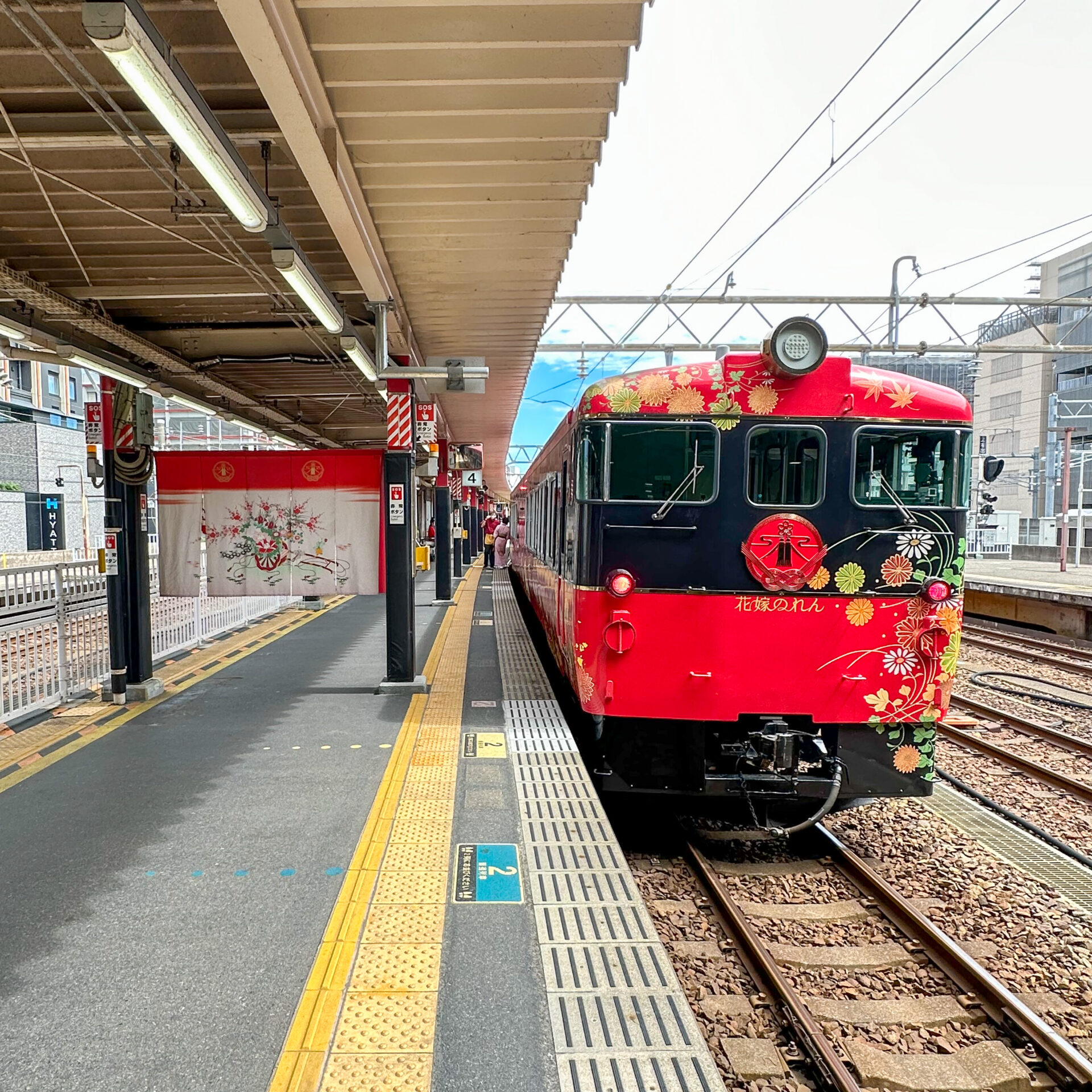 金沢駅4番線ホームに停車中の花嫁のれん号