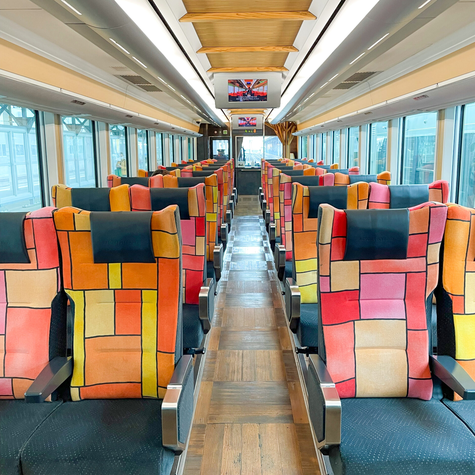 リゾートしらかみ橅編成車内