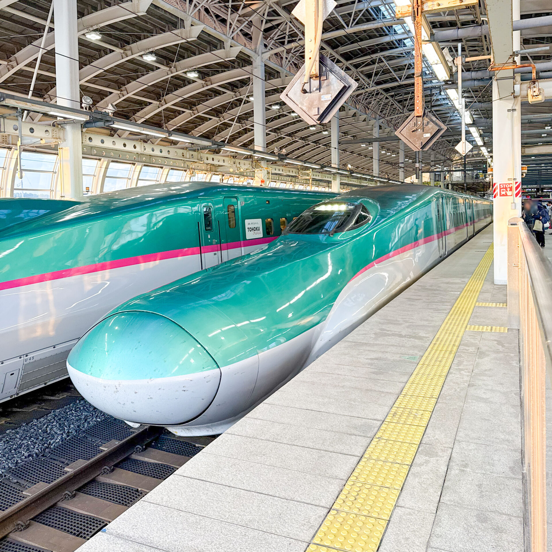 新幹線はやぶさ号八戸駅にて