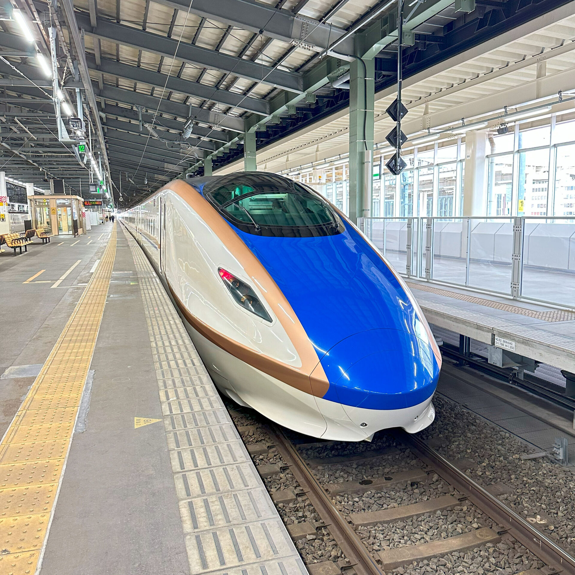 新幹線E7系新潟駅にて