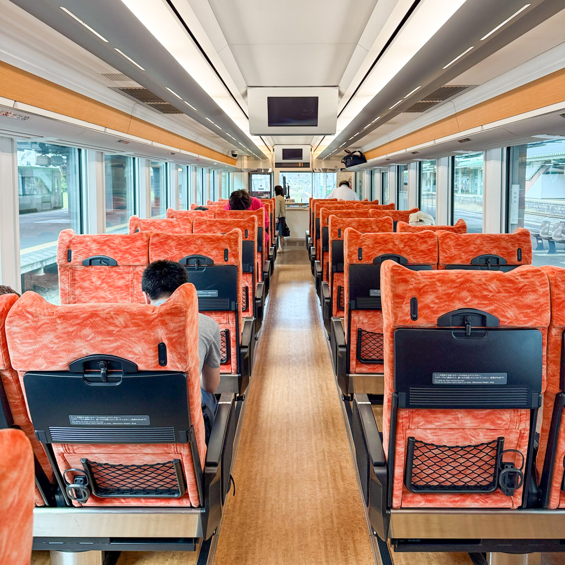 ひなび普通車車内