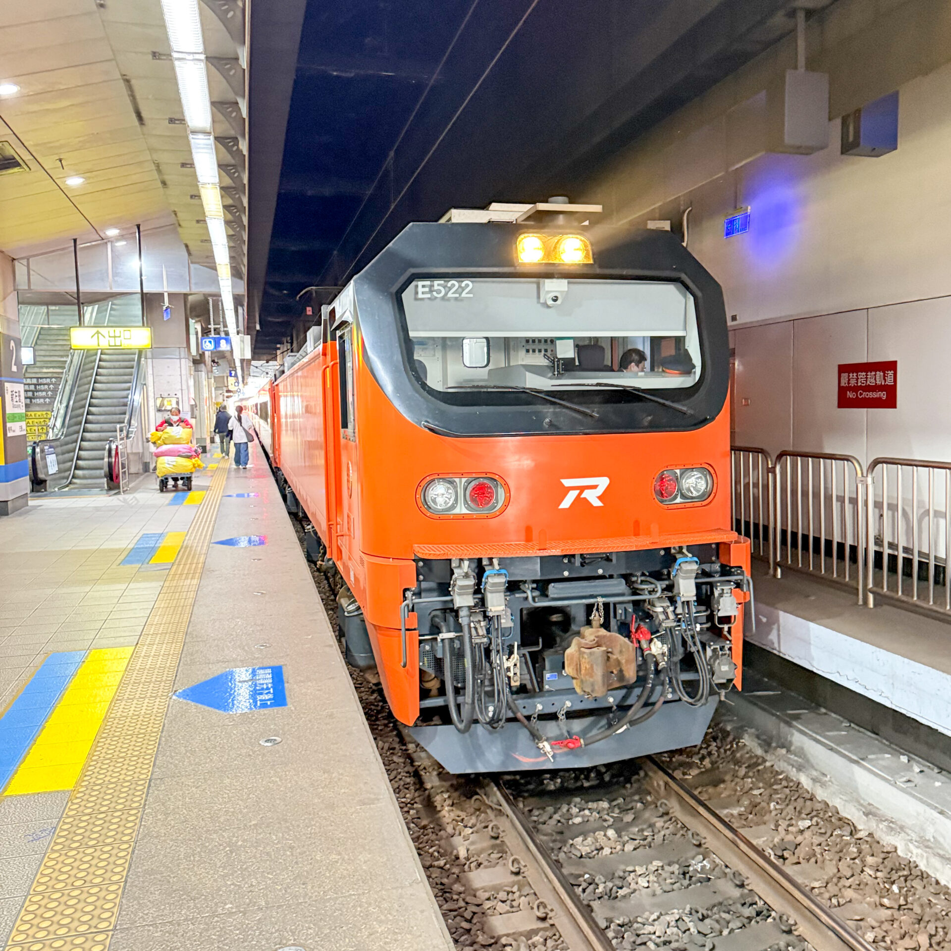 台鐵莒光號新左營駅にて