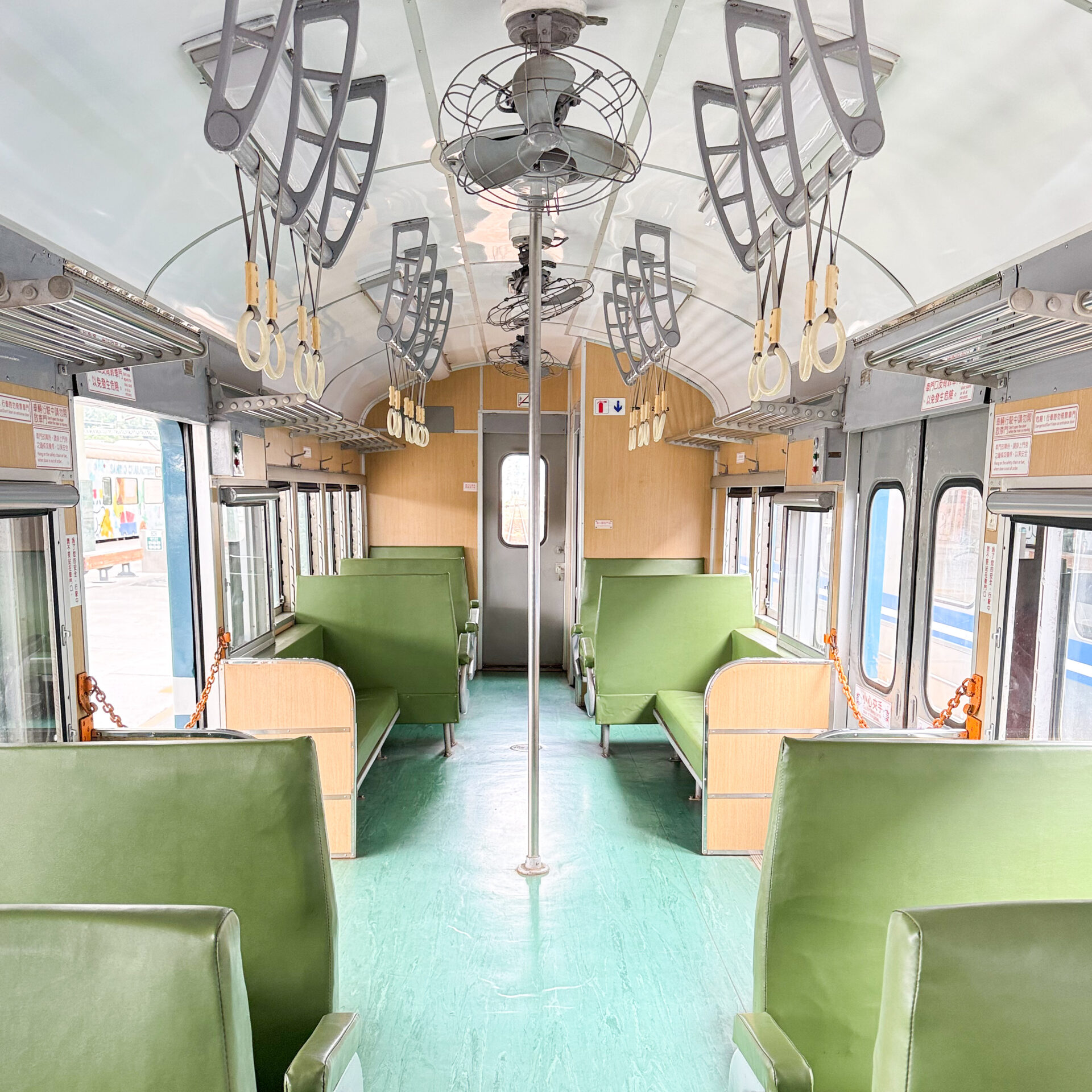 藍皮解憂號セミクロスシート車両車内