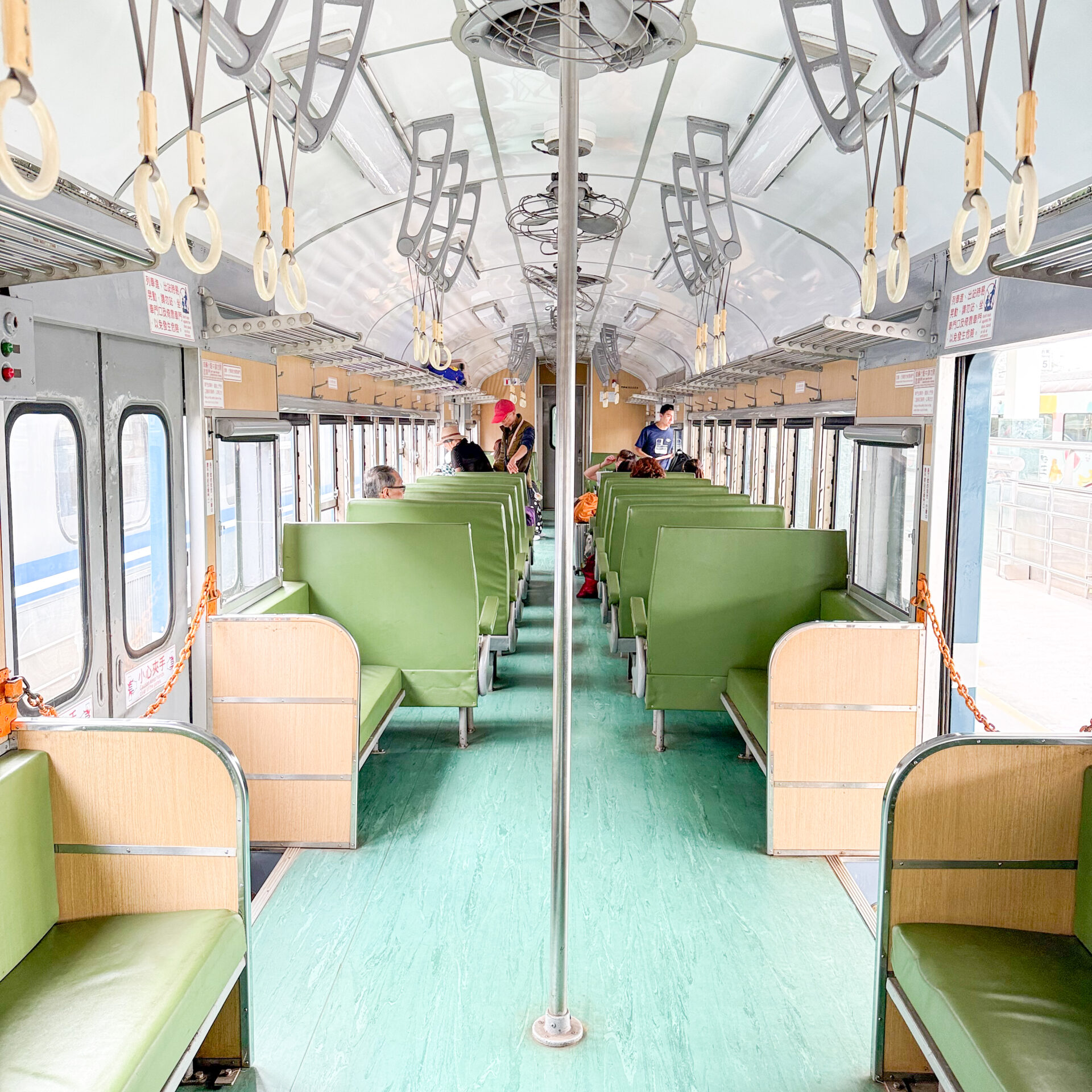 藍皮解憂號車内