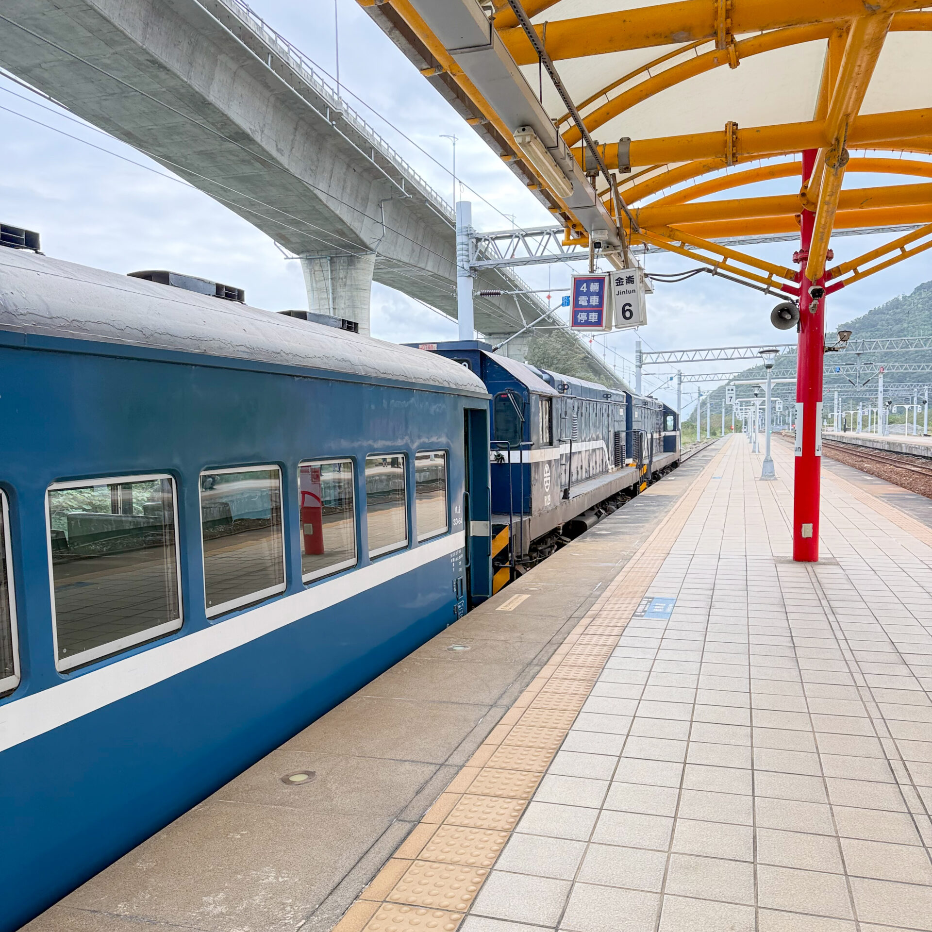 台鐵藍皮解憂號金崙駅にて