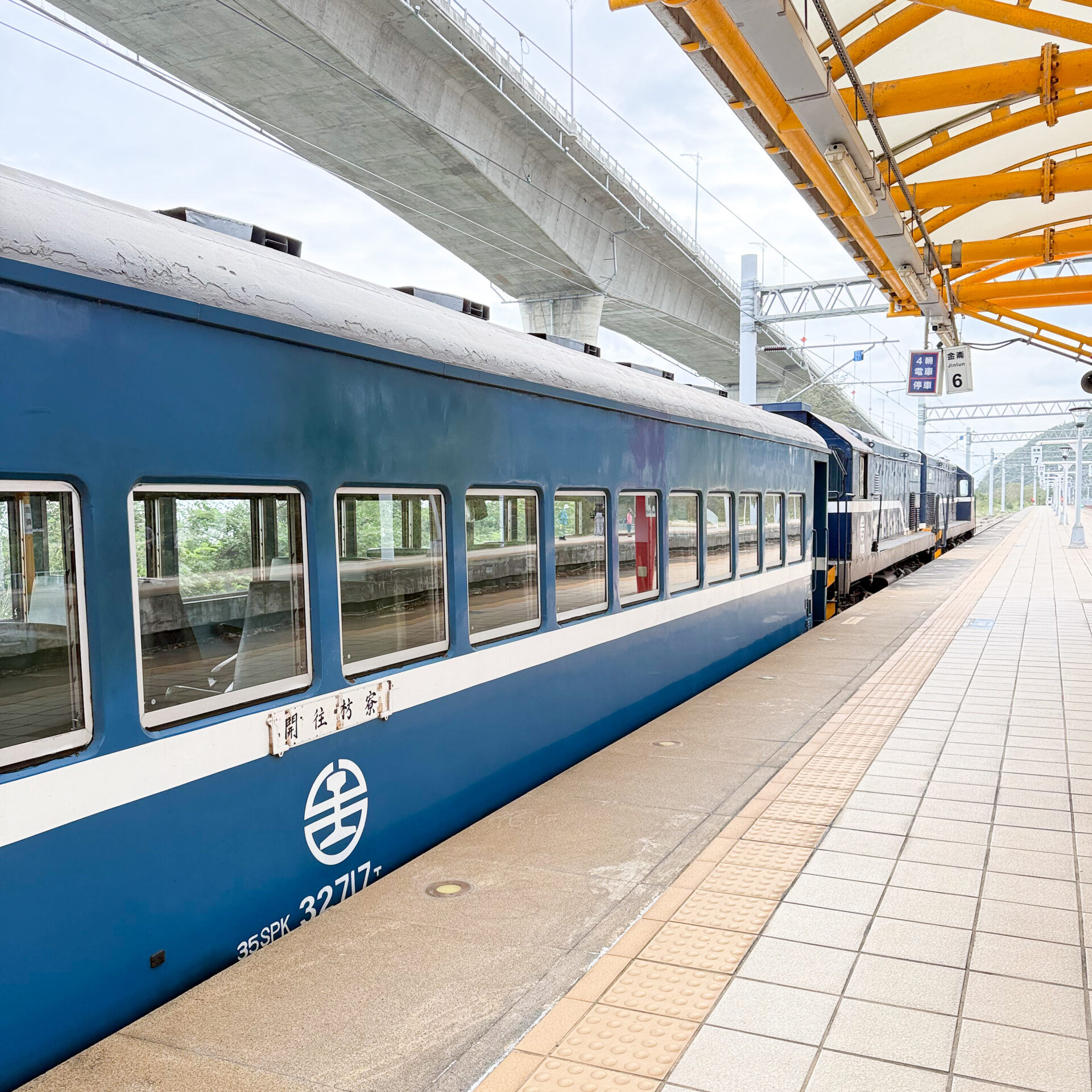 藍皮解憂號客車外観金崙駅にて