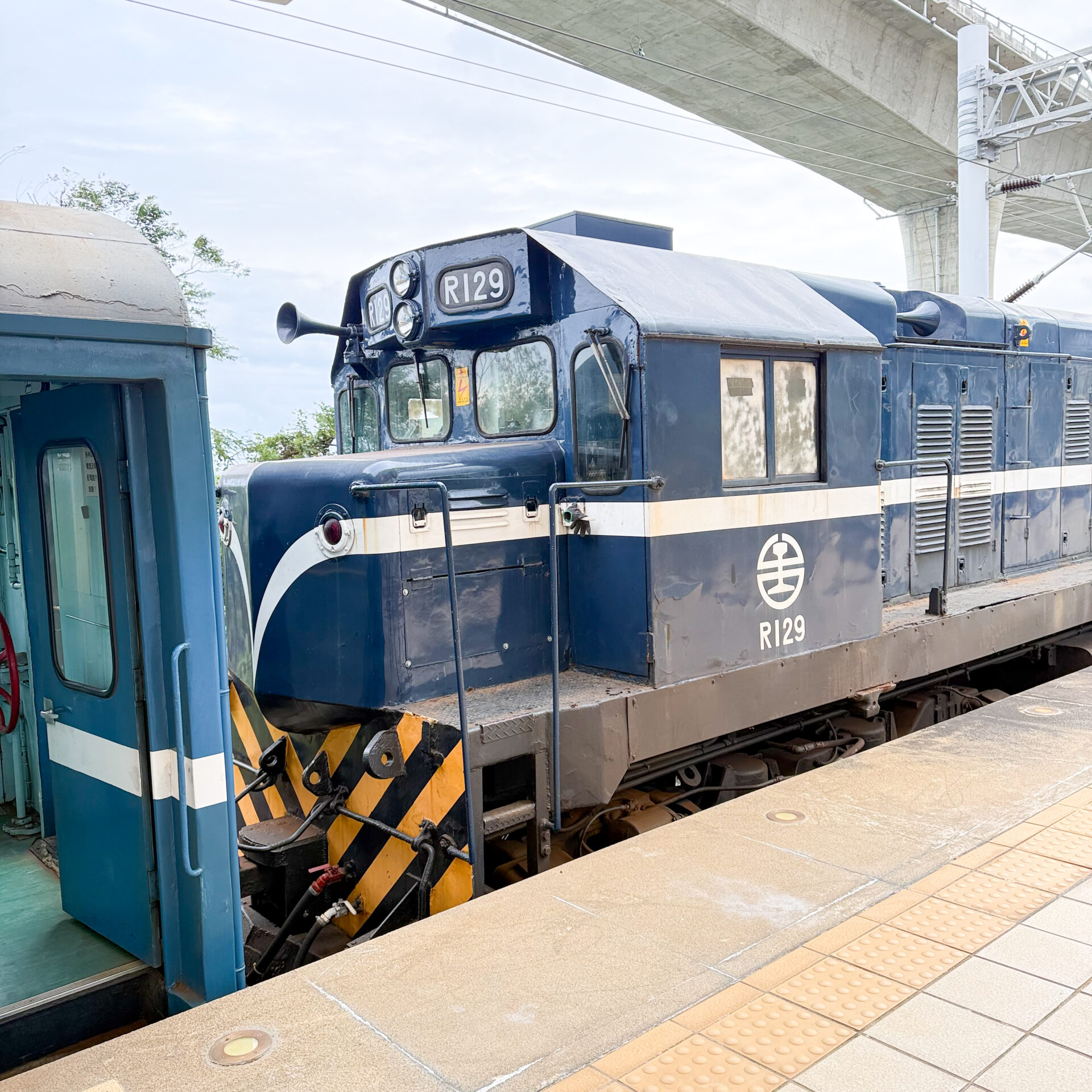 台鐵藍皮解憂號R100型ディーゼル機関車金崙駅にて