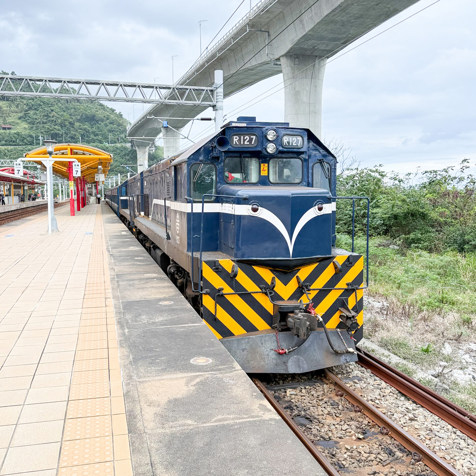 台鐵藍皮解憂號R100型ディーゼル機関車金崙駅にて