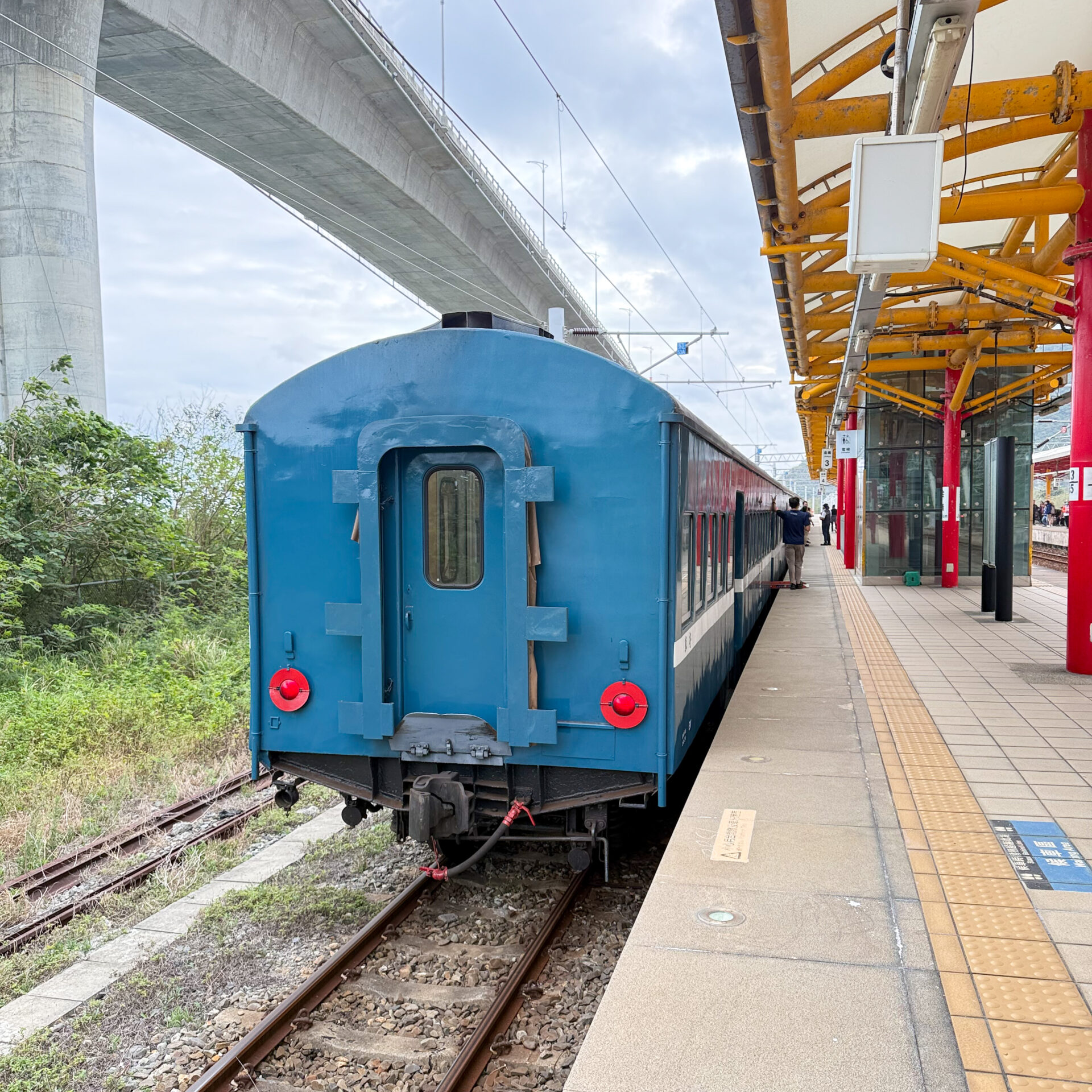 藍皮解憂號客車外観金崙駅にて