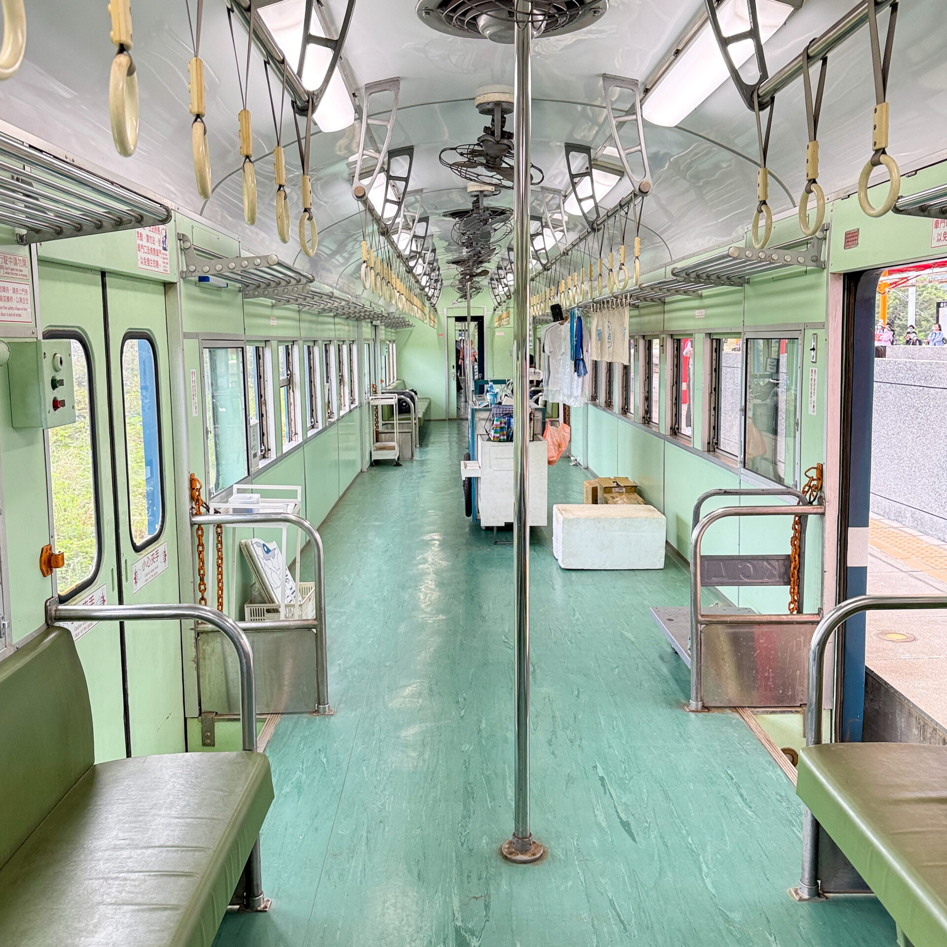 藍皮解憂號客車車内
