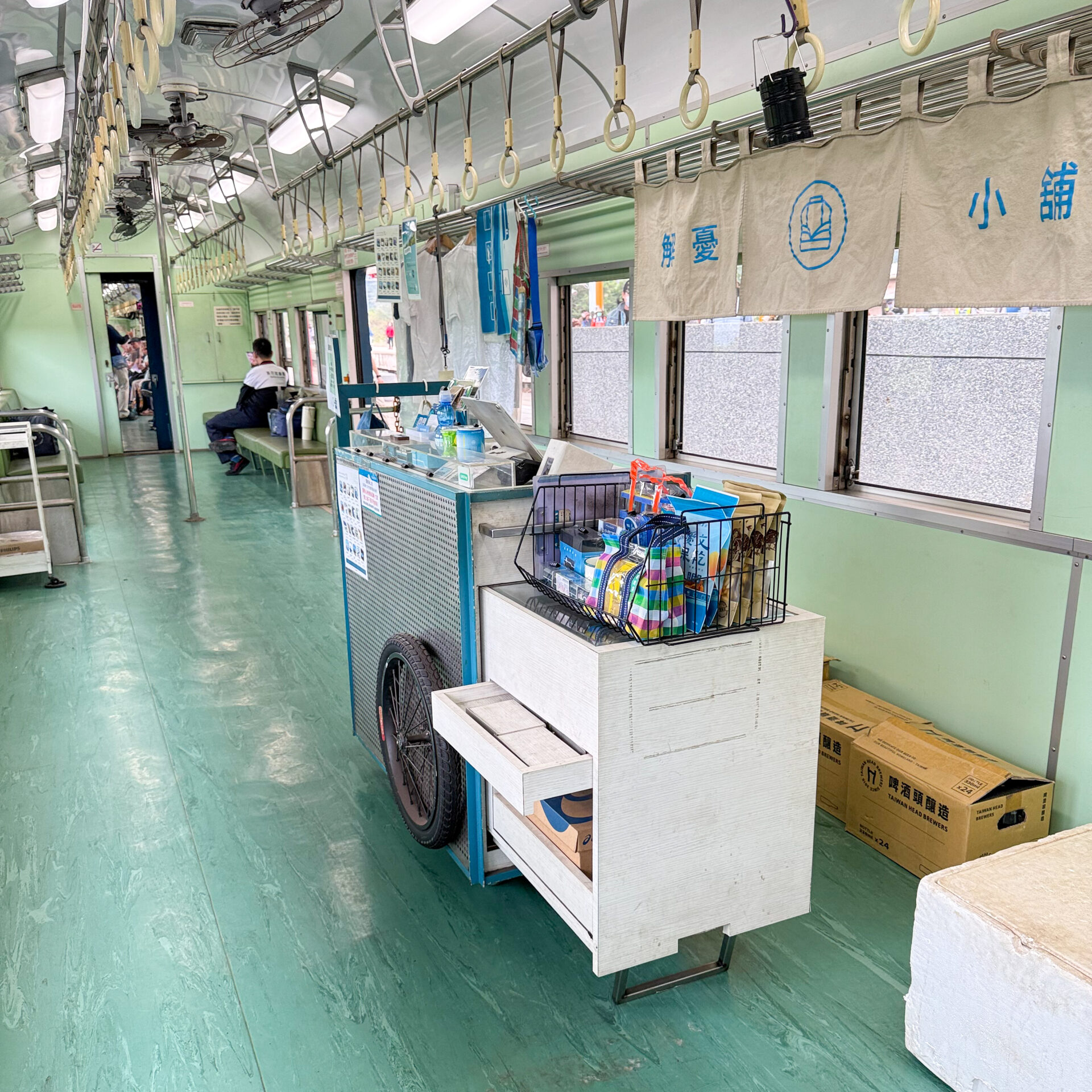 藍皮解憂號客車車内