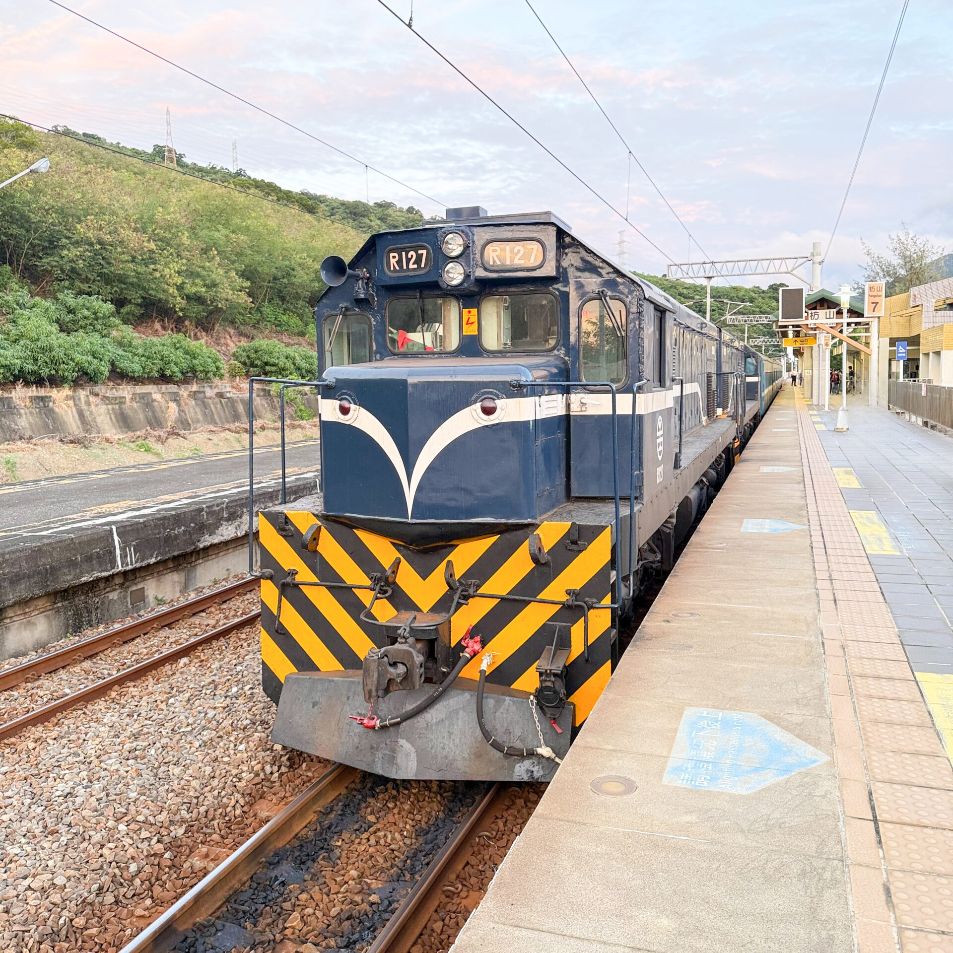 台鐵藍皮解憂號R100型ディーゼル機関車枋山駅にて
