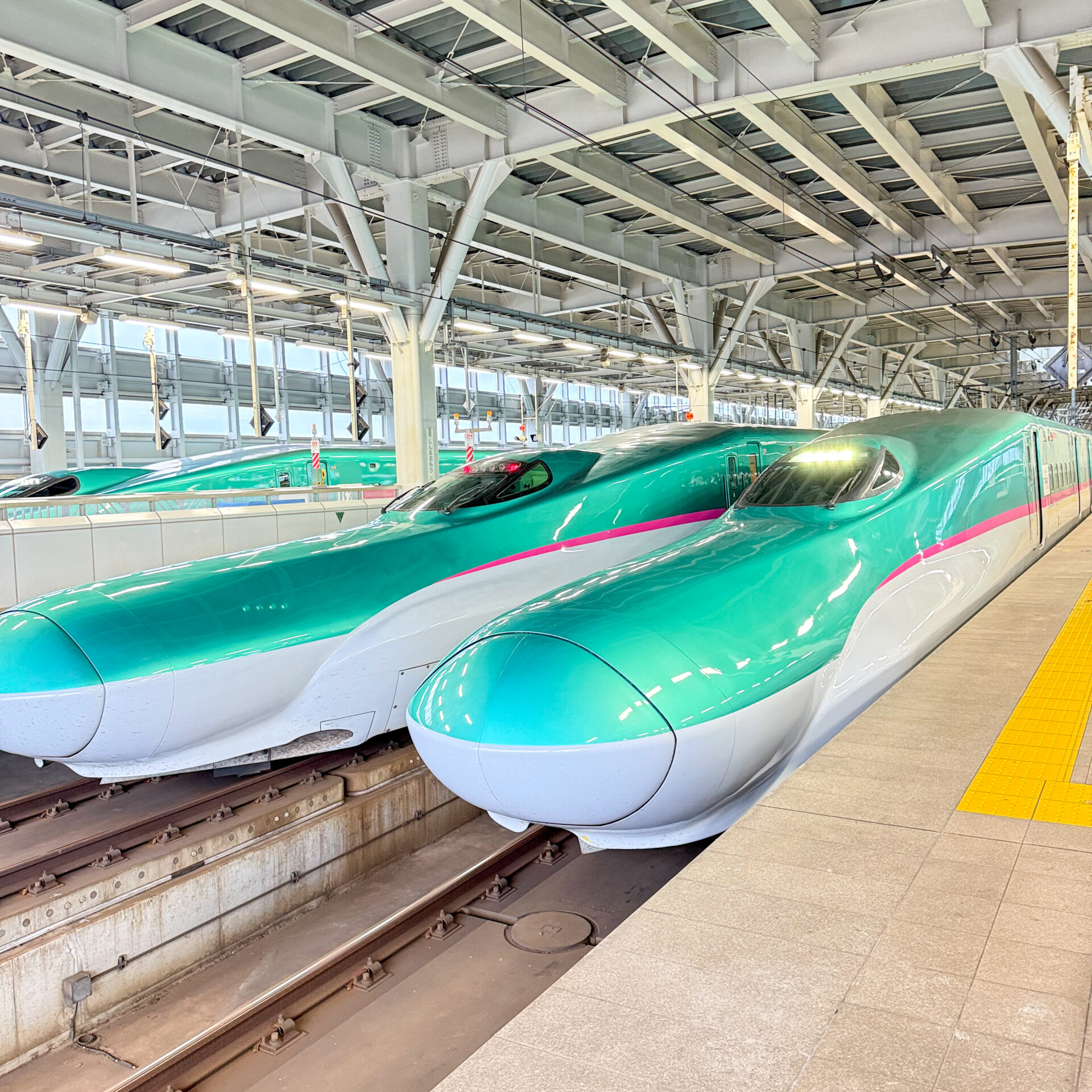 新幹線E5系新青森駅にて