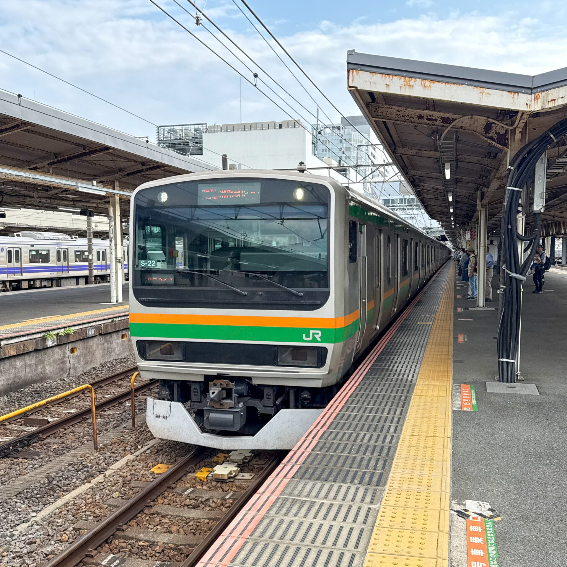 湘南新宿ライン普通列車小田原駅にて