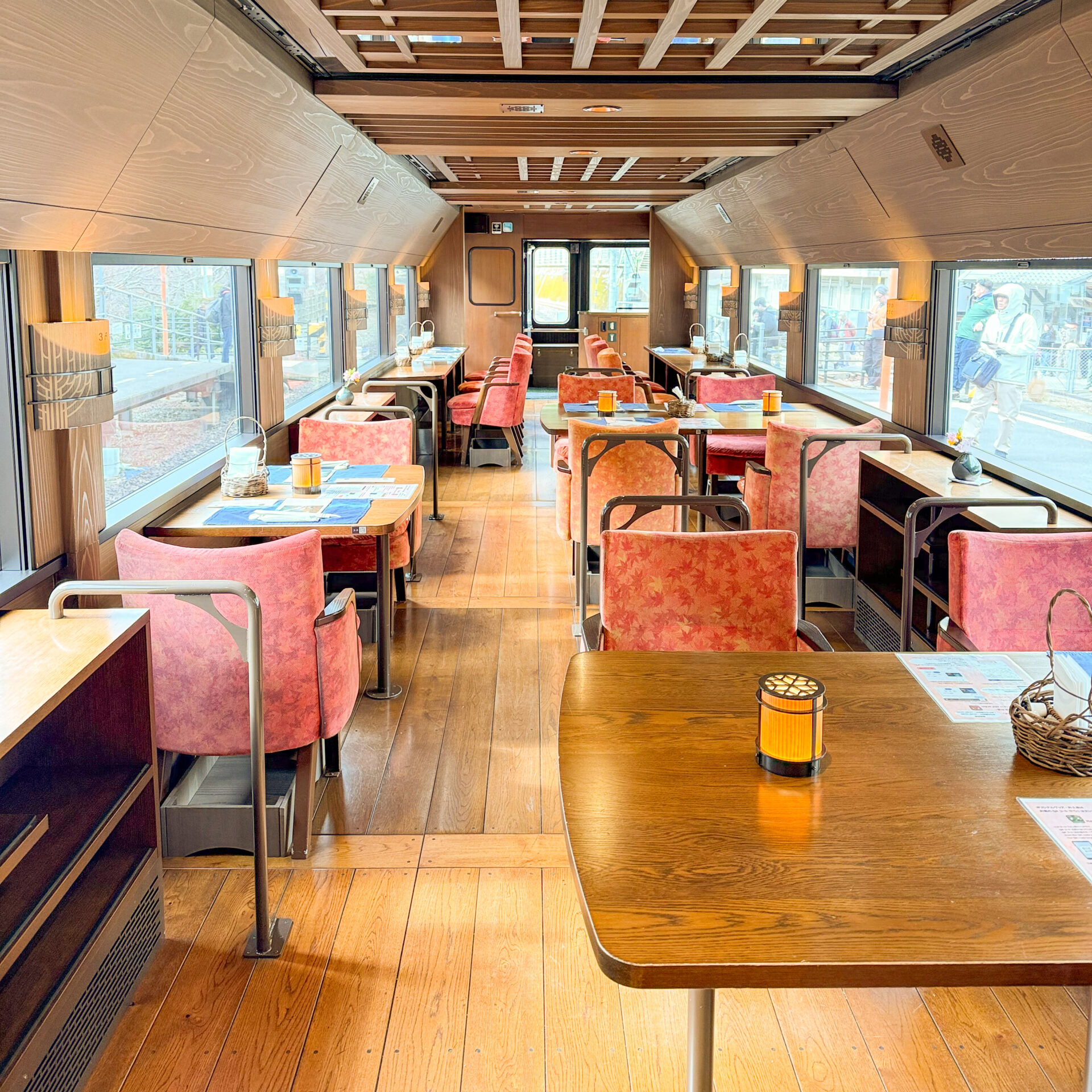 四国まんなか千年ものがたり3号車車内