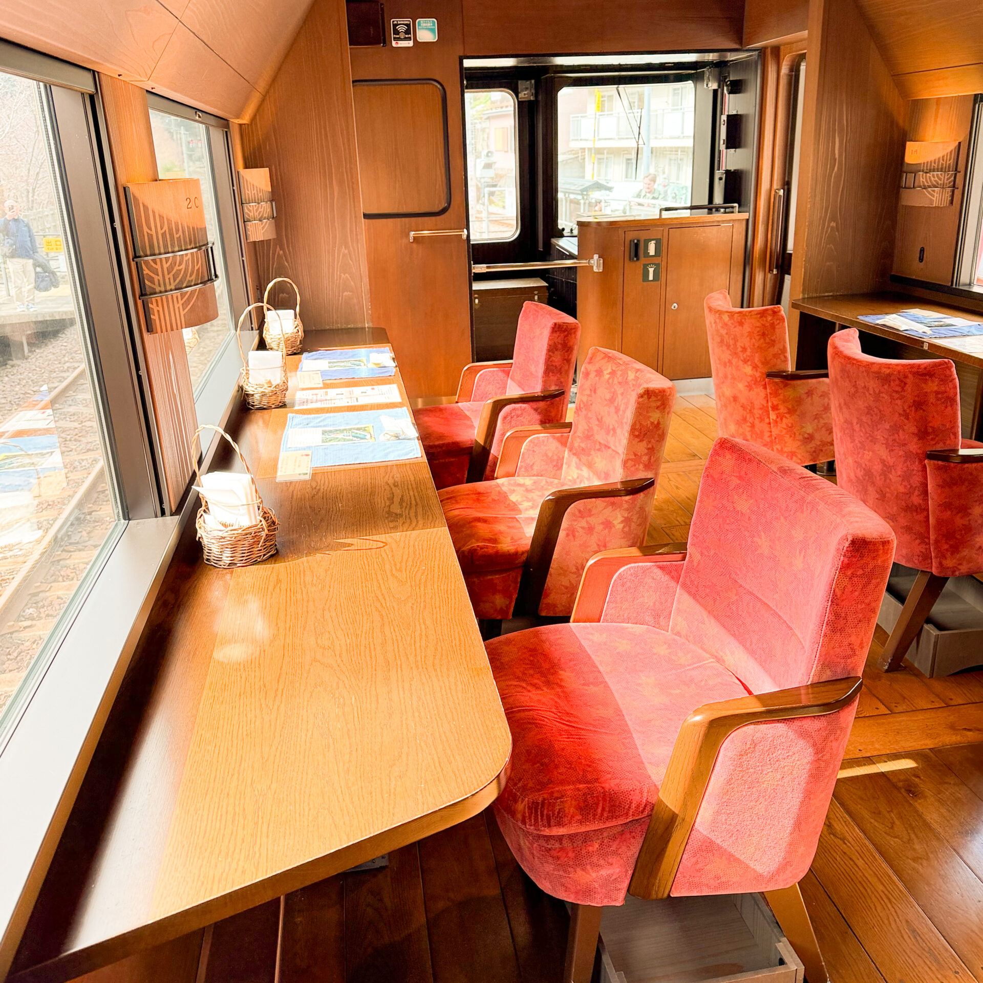 四国まんなか千年ものがたり3号車車内