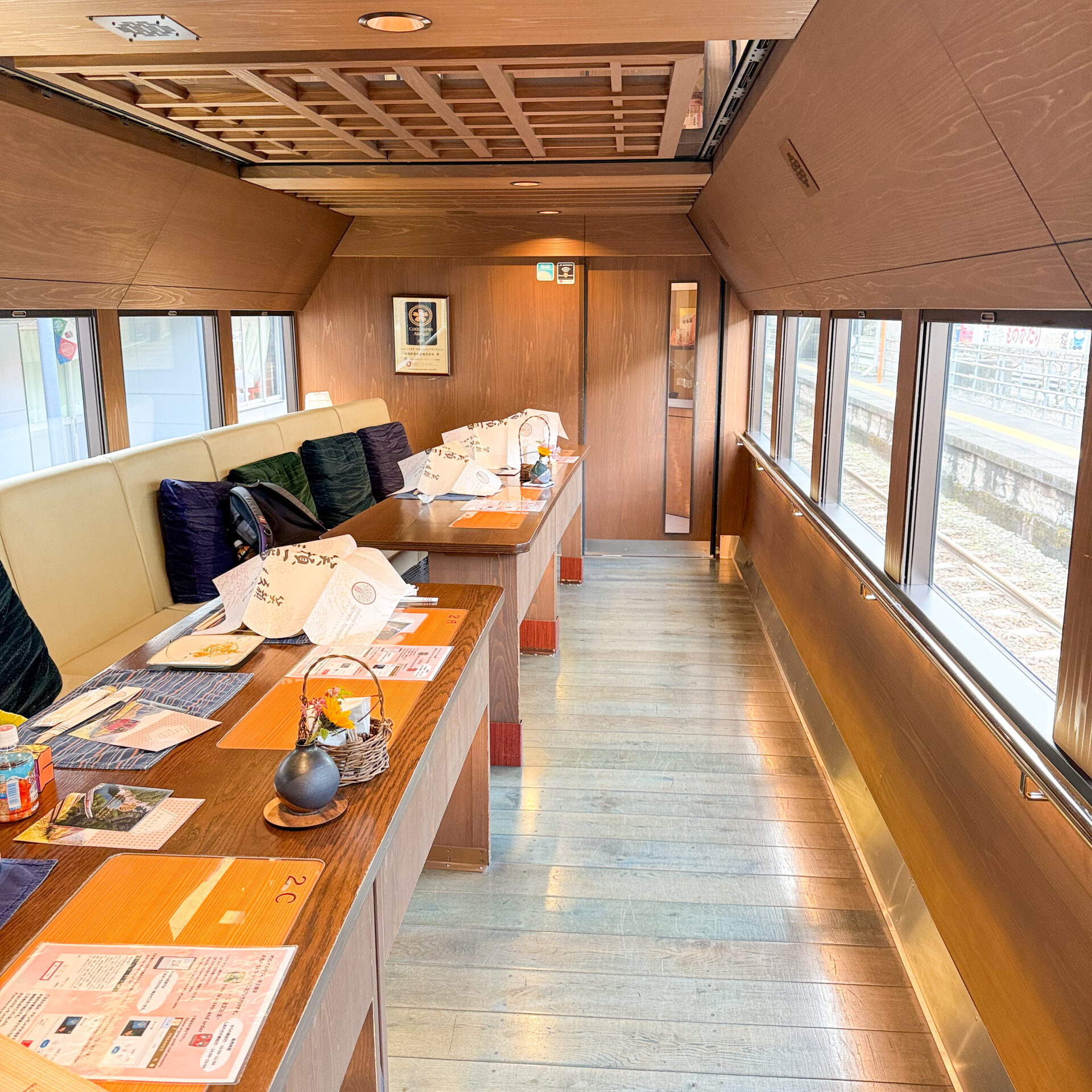 四国まんなか千年ものがたり2号車車内