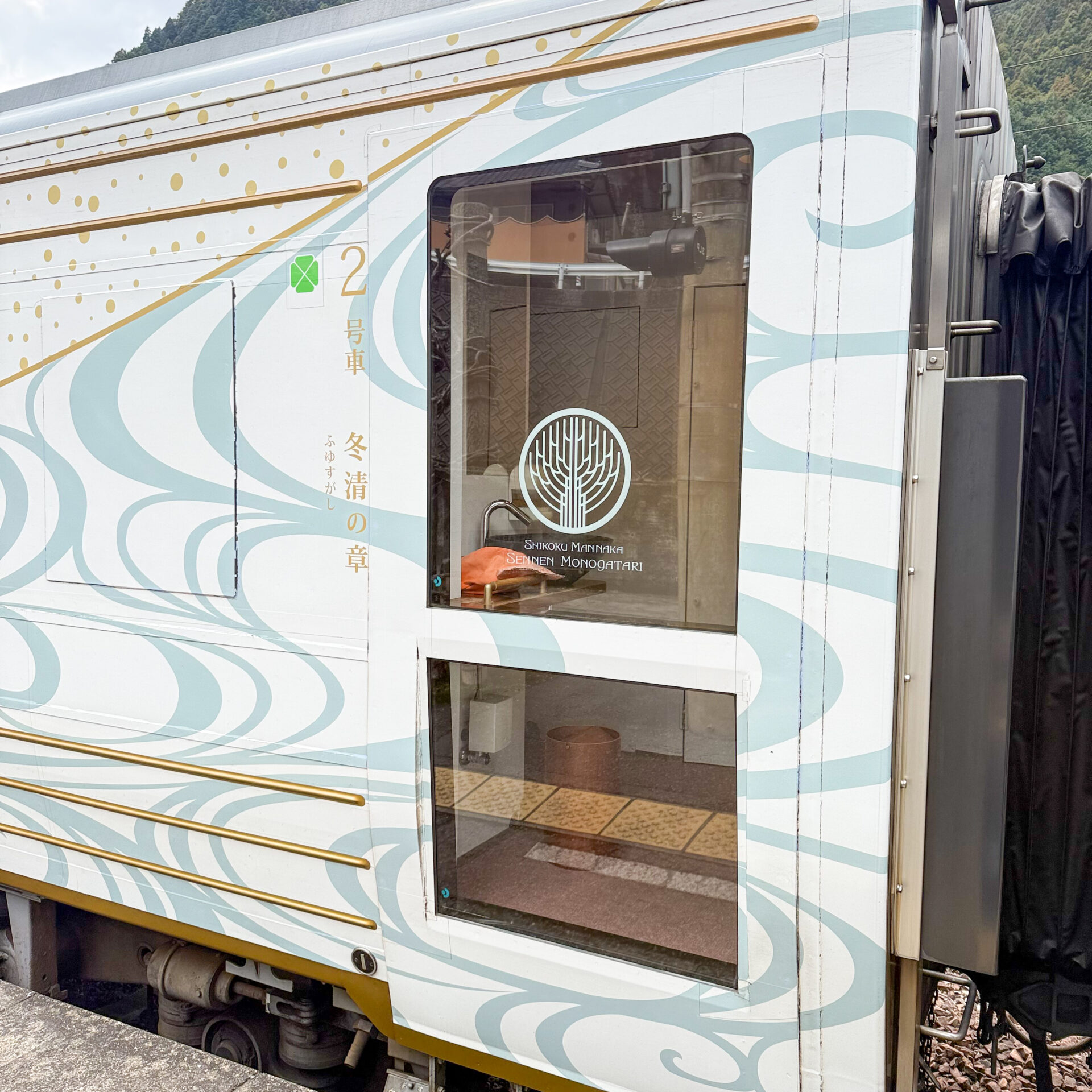 四国まんなか千年ものがたり2号車エクステリア