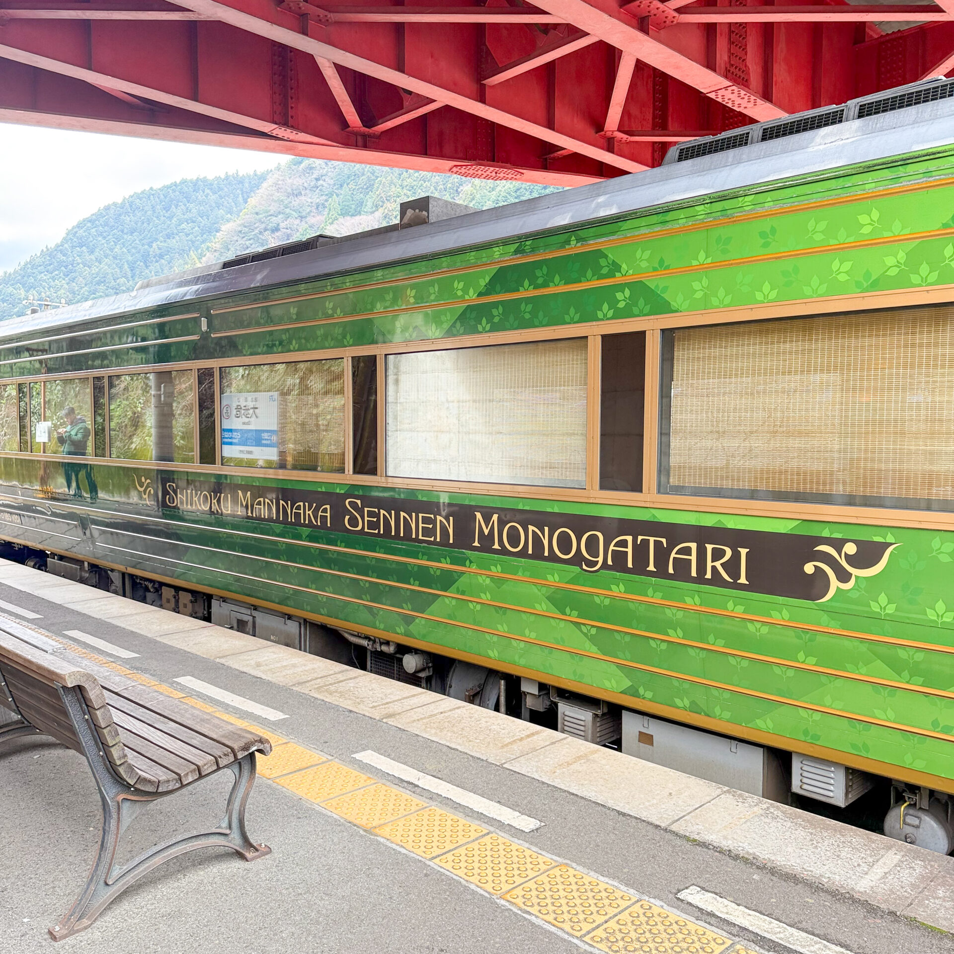 四国まんなか千年ものがたり1号車エクステリア