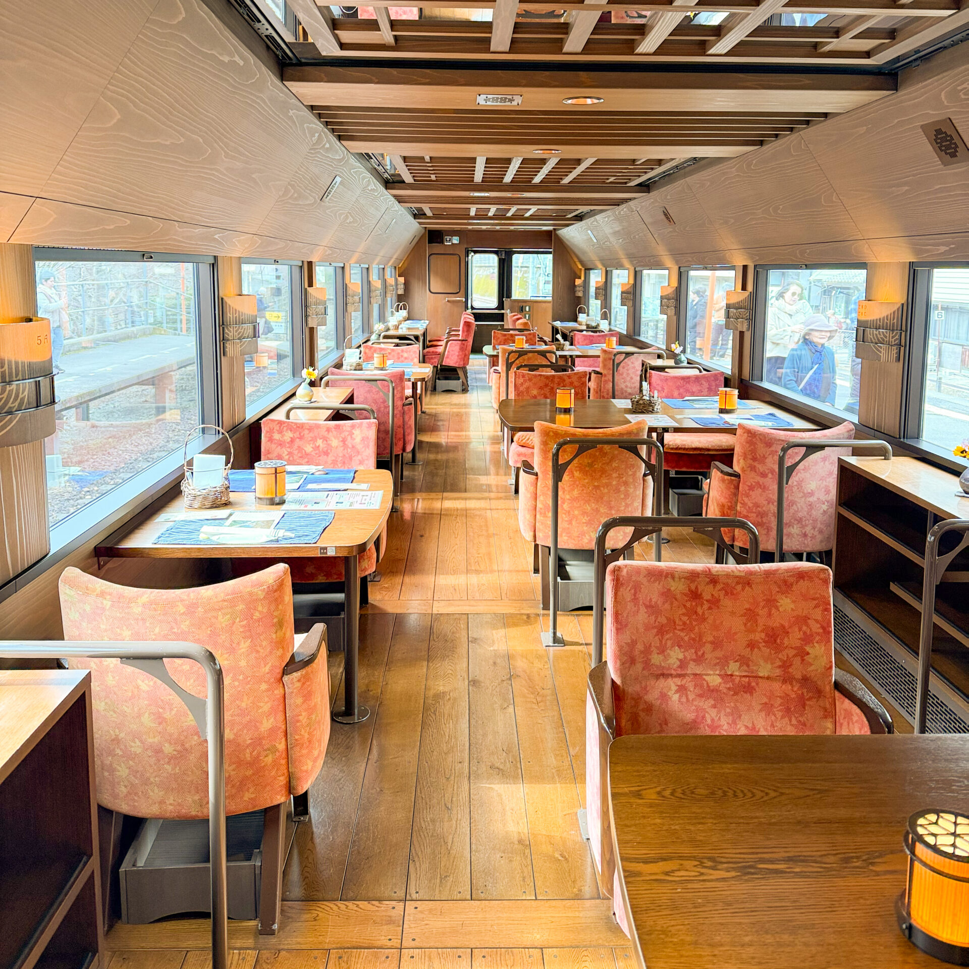 四国まんなか千年ものがたり3号車車内