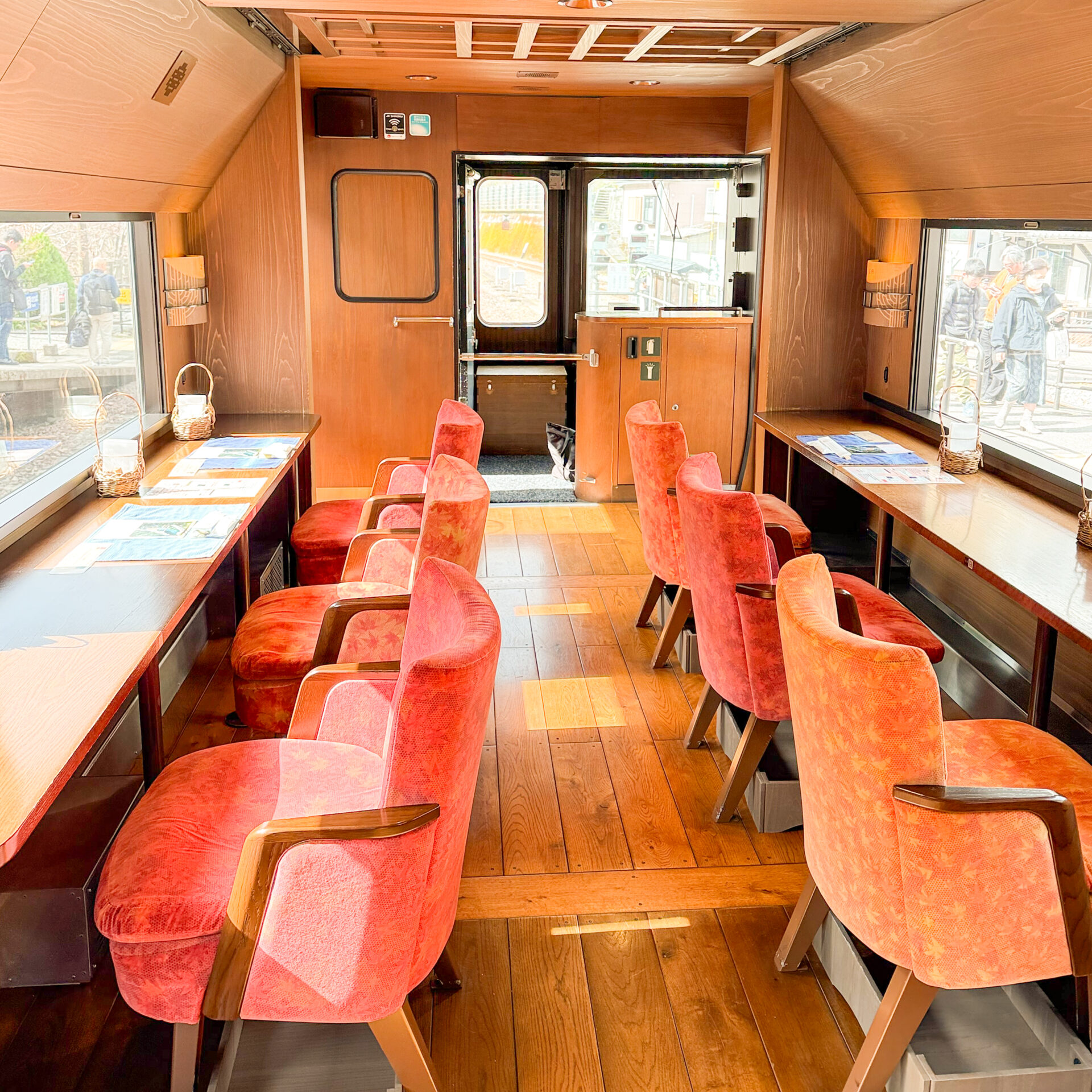 四国まんなか千年ものがたり3号車車内