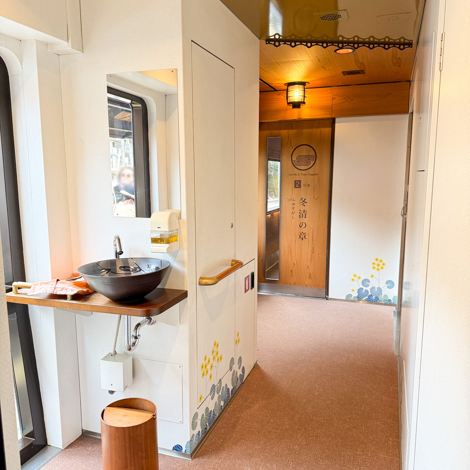 四国まんなか千年ものがたり2号車車内