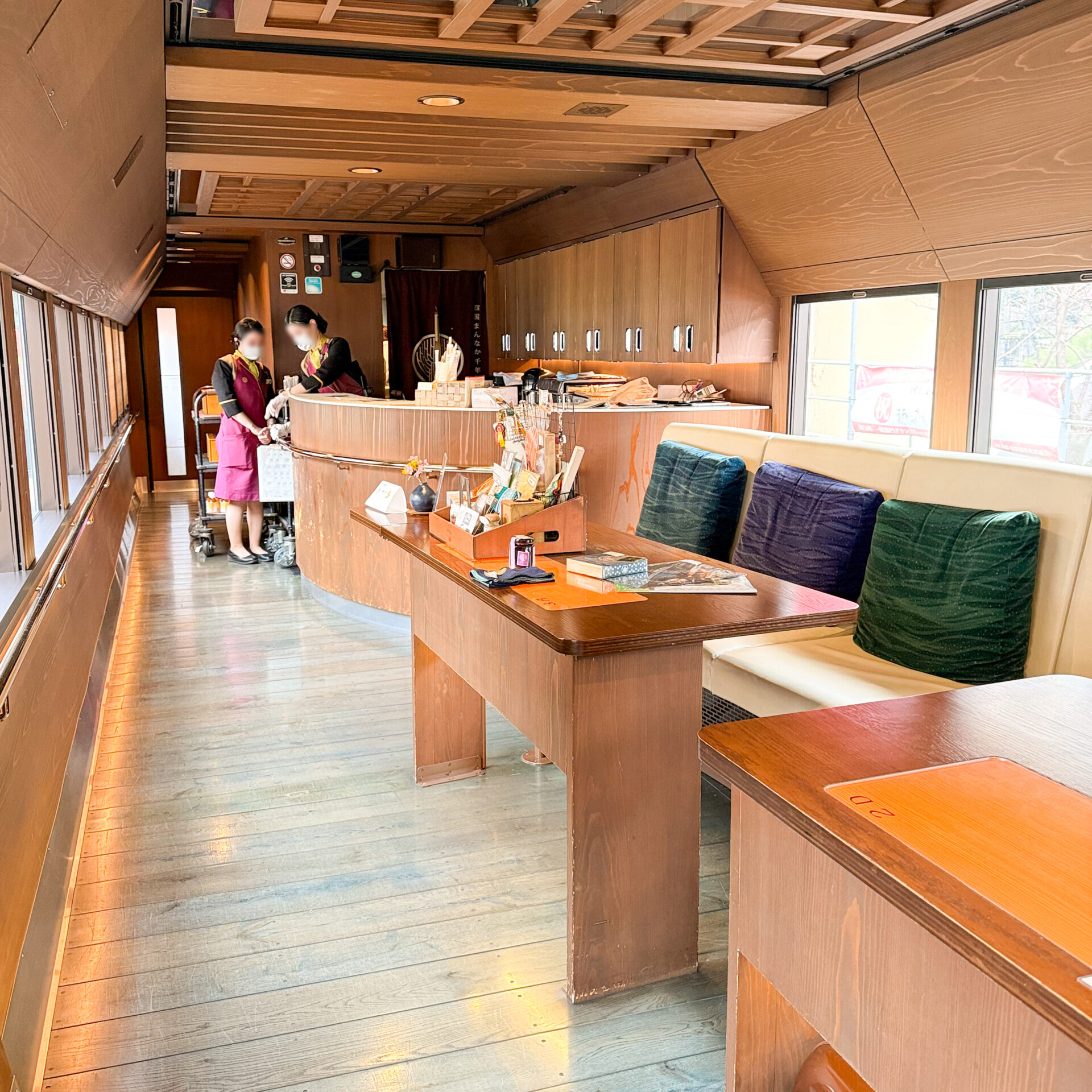 四国まんなか千年ものがたり2号車車内