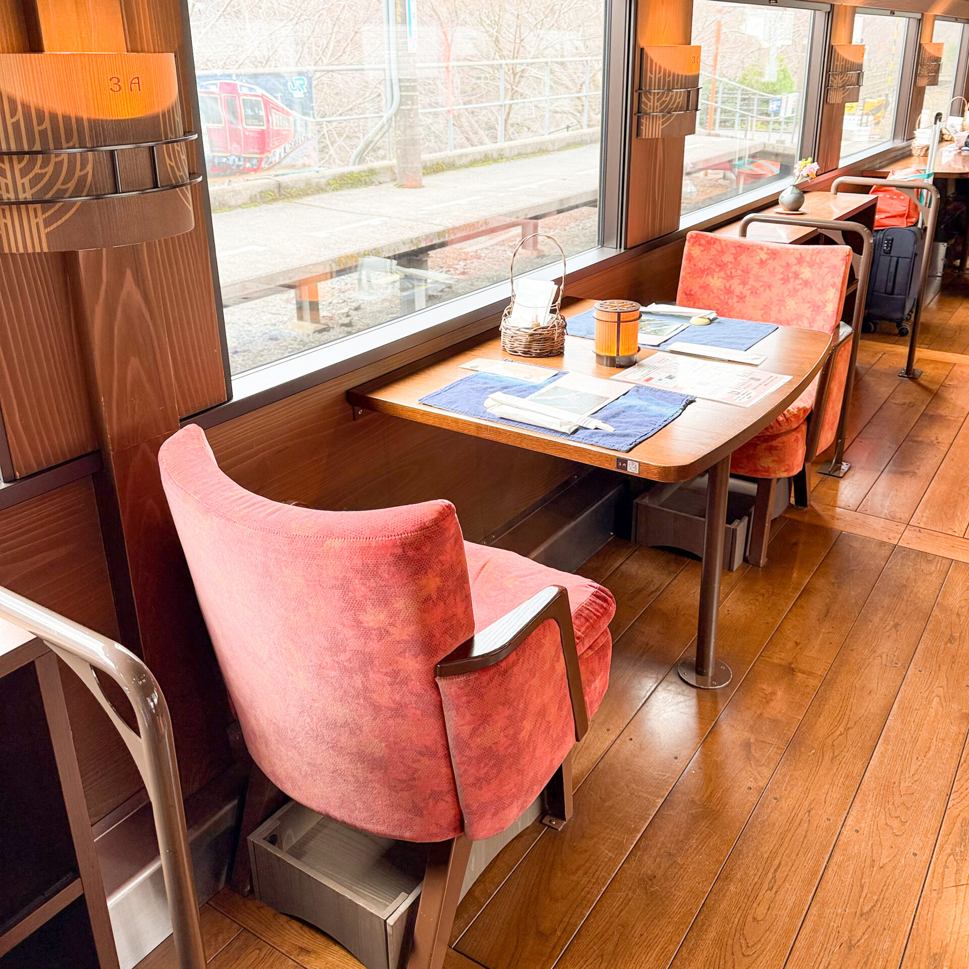 四国まんなか千年ものがたり3号車車内