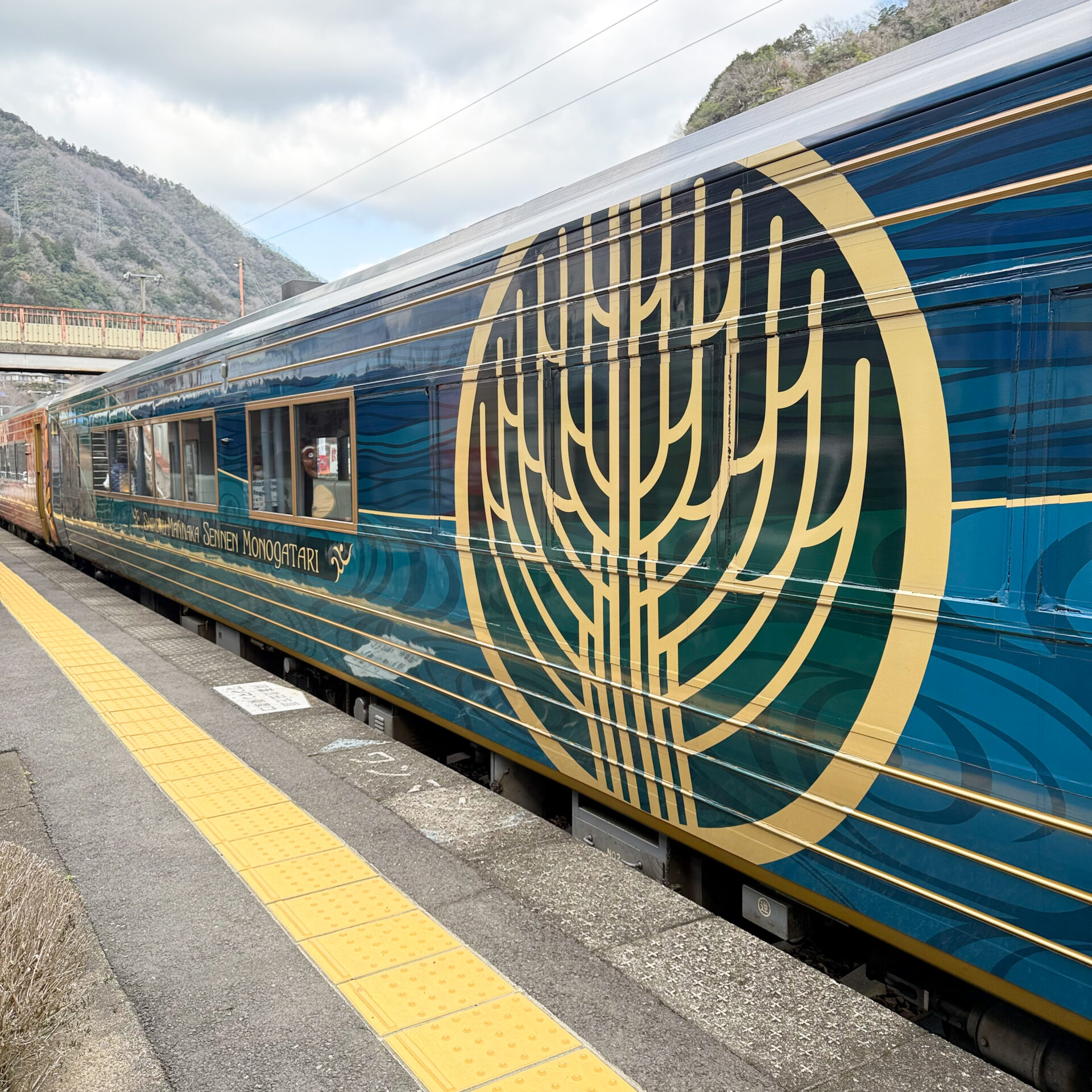 四国まんなか千年ものがたり2号車エクステリア