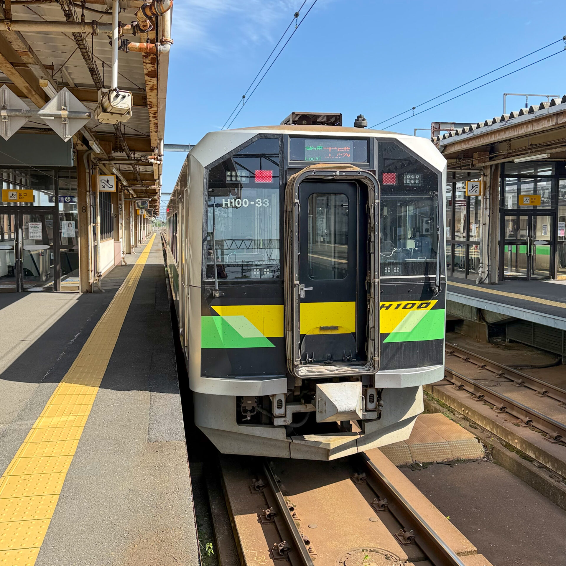 H100形気動車千歳駅にて